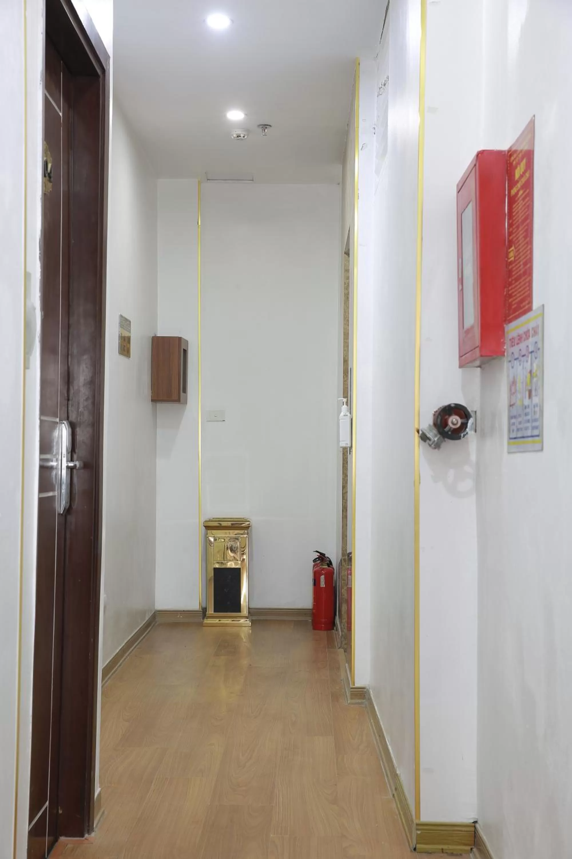 elevator, Bathroom in Royal Hotel