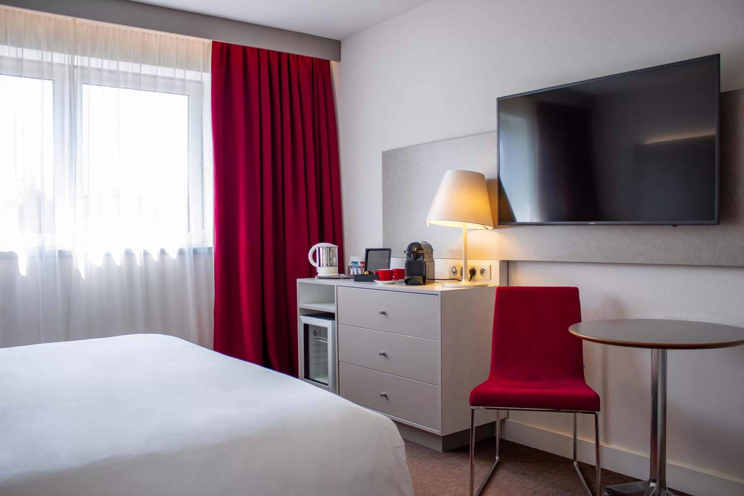 Photo of the whole room, Bed in Mercure Tours Nord