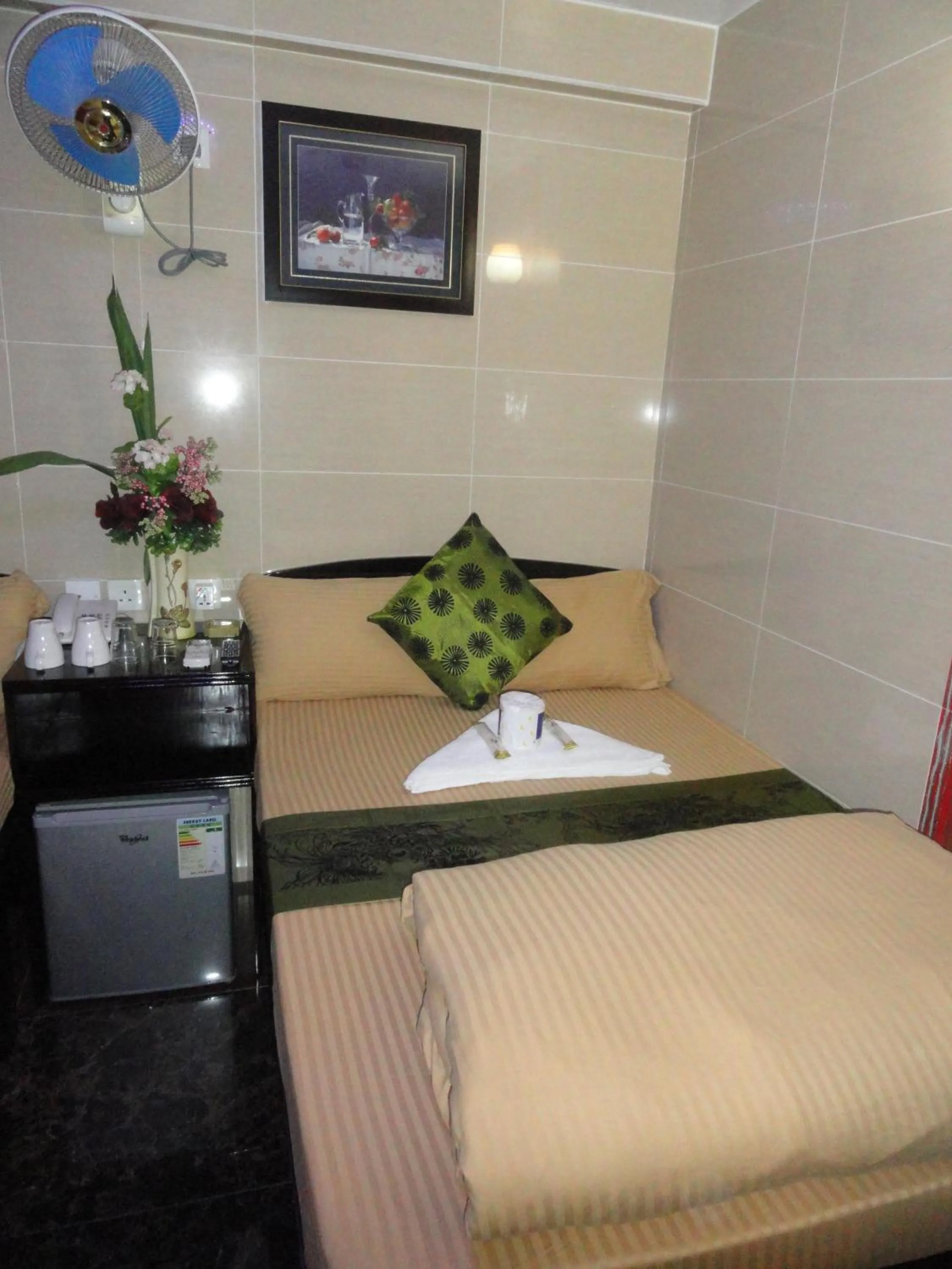 Bed in Paris Guest House DHILLON HOTEL HK LTD 24 HOUR RECEPTION BLOCK D E 10F