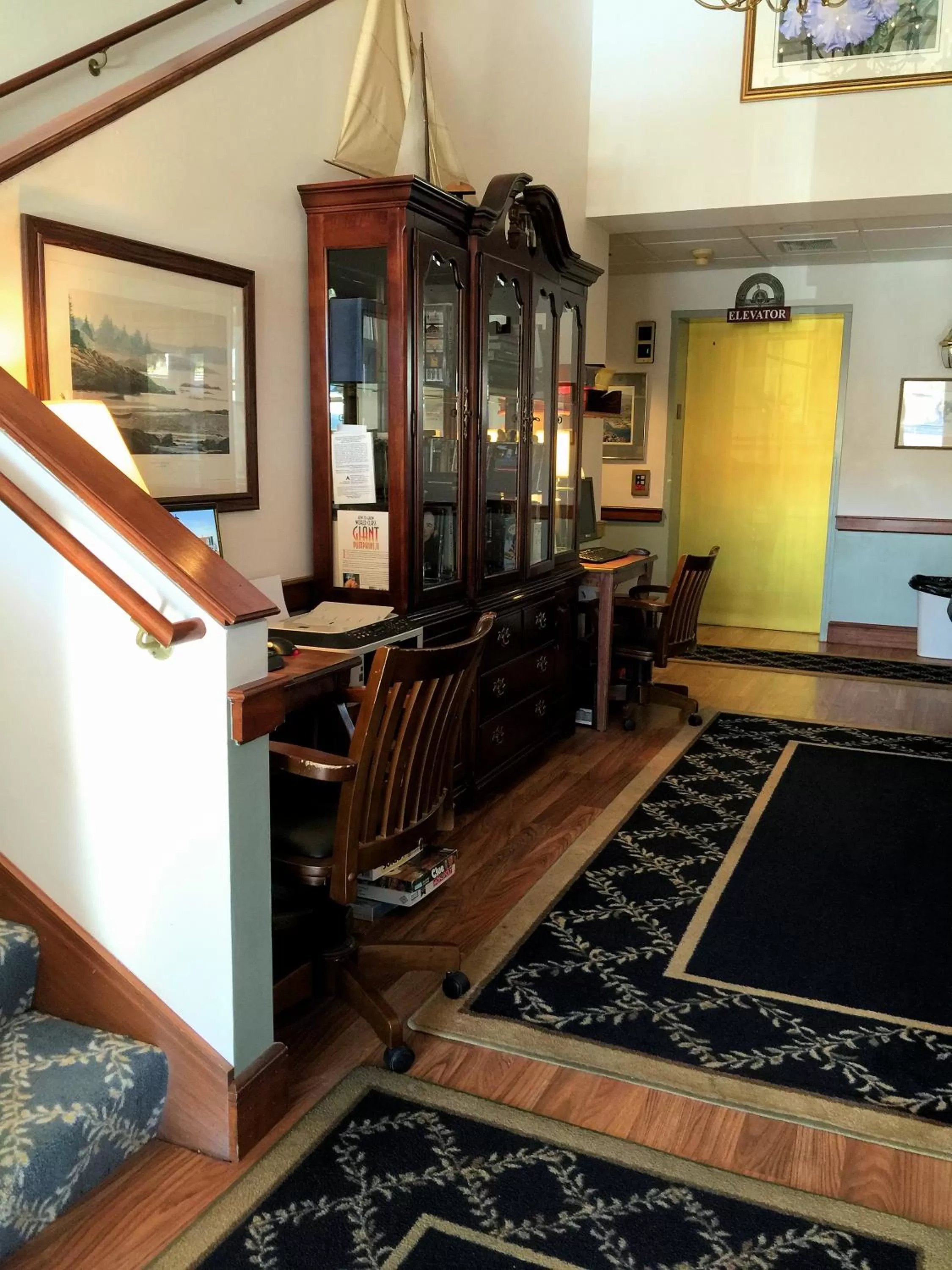 Communal lounge/ TV room in Camden Riverhouse Hotel and Inn