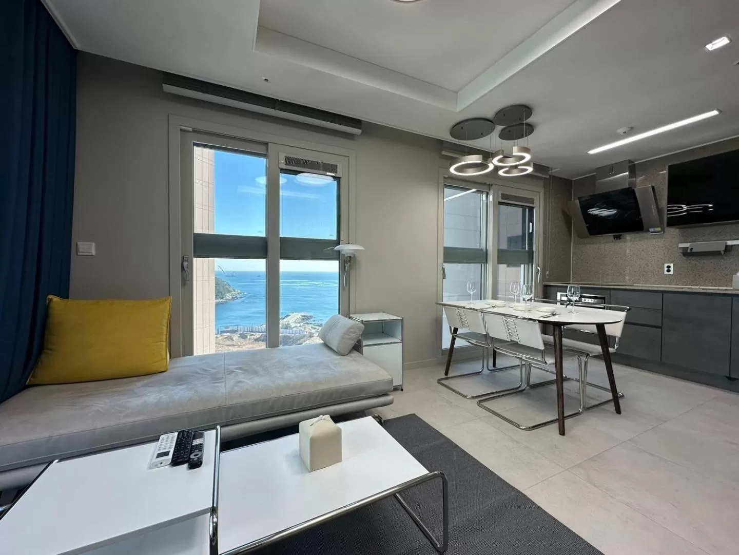 Y COLLECTION by UH FLAT OSIRIA