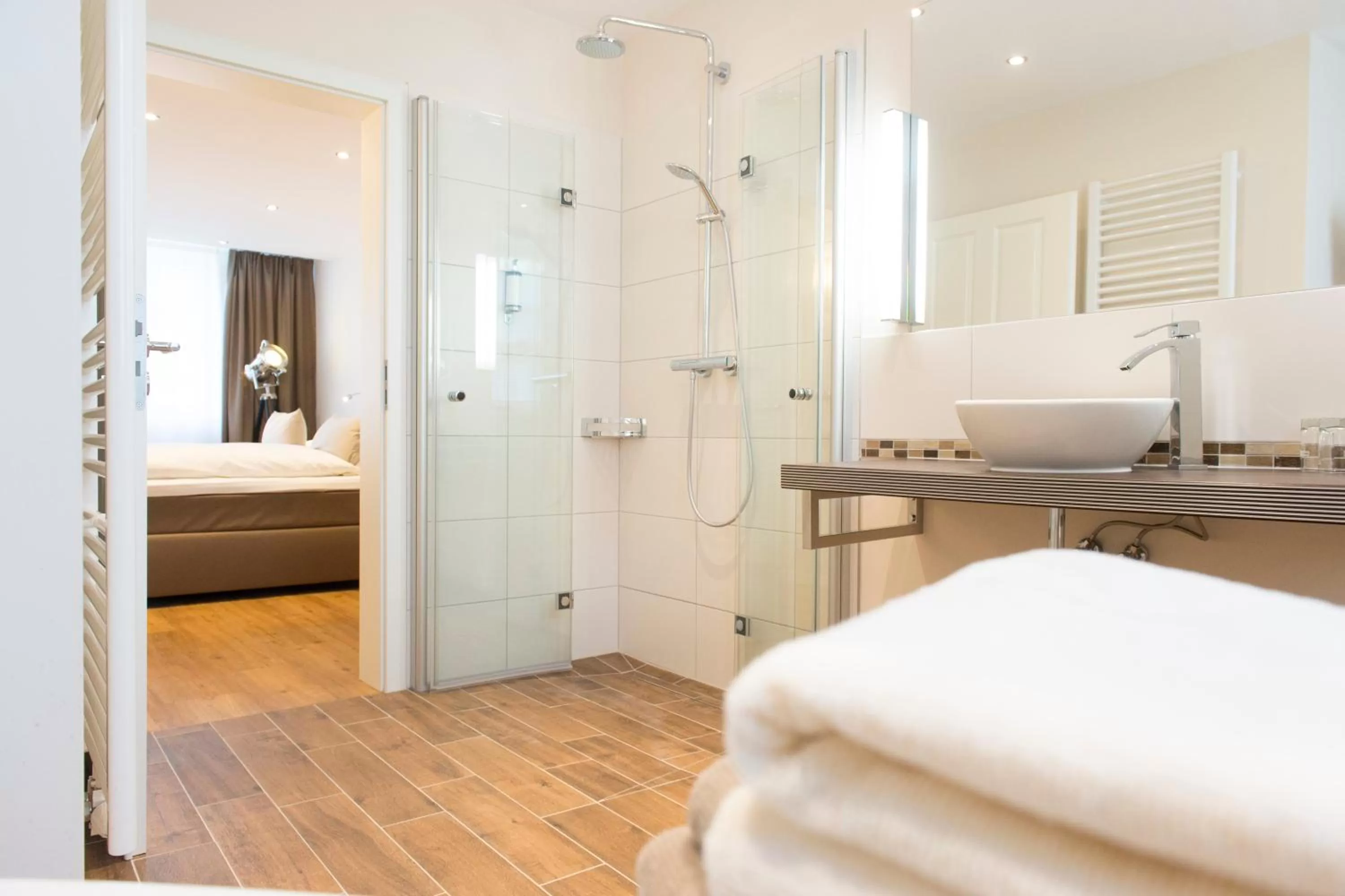 Bathroom, Bed in Hotel Storck