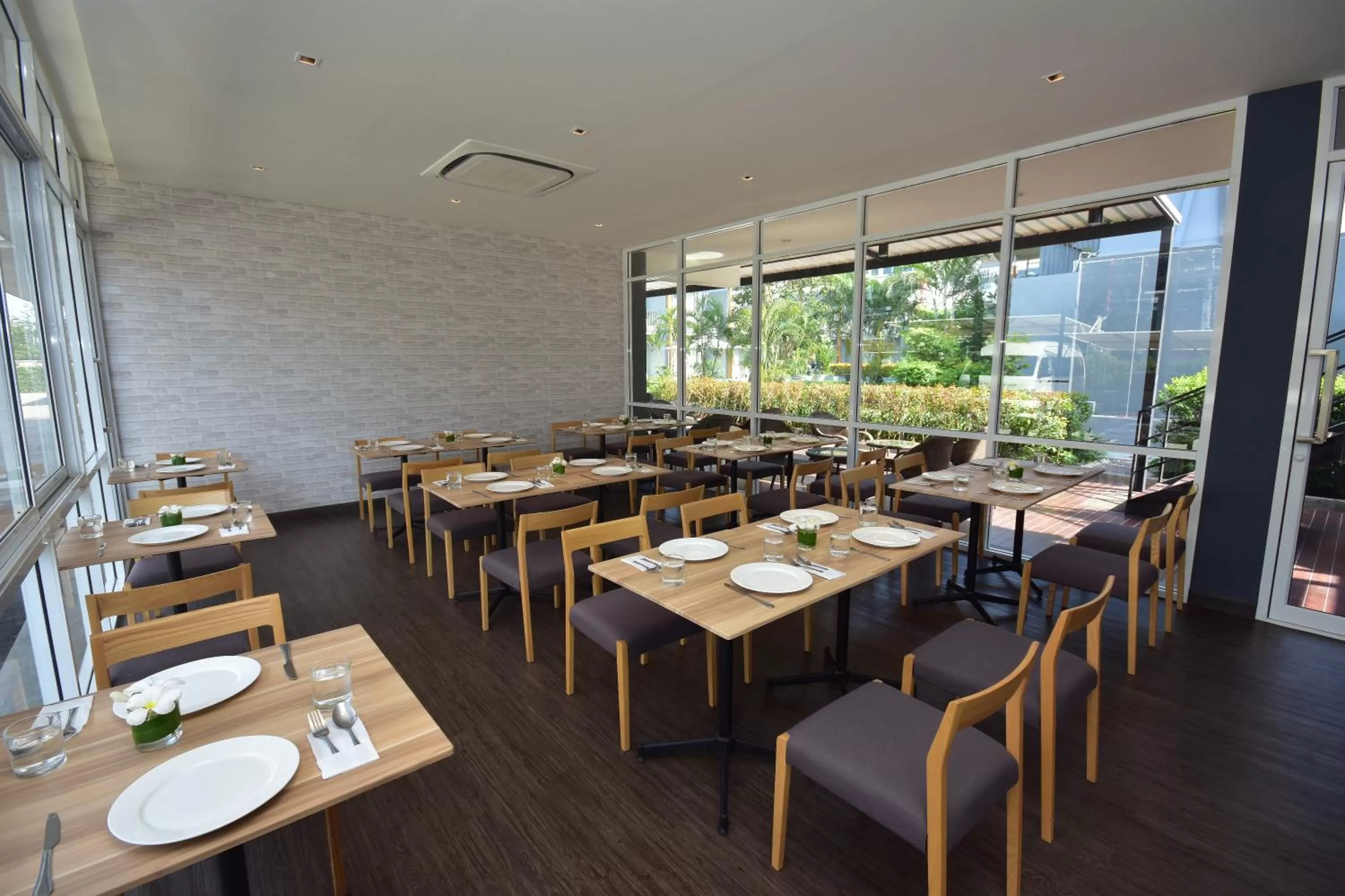 Restaurant/places to eat in Paeva Luxury Serviced Residence SHA