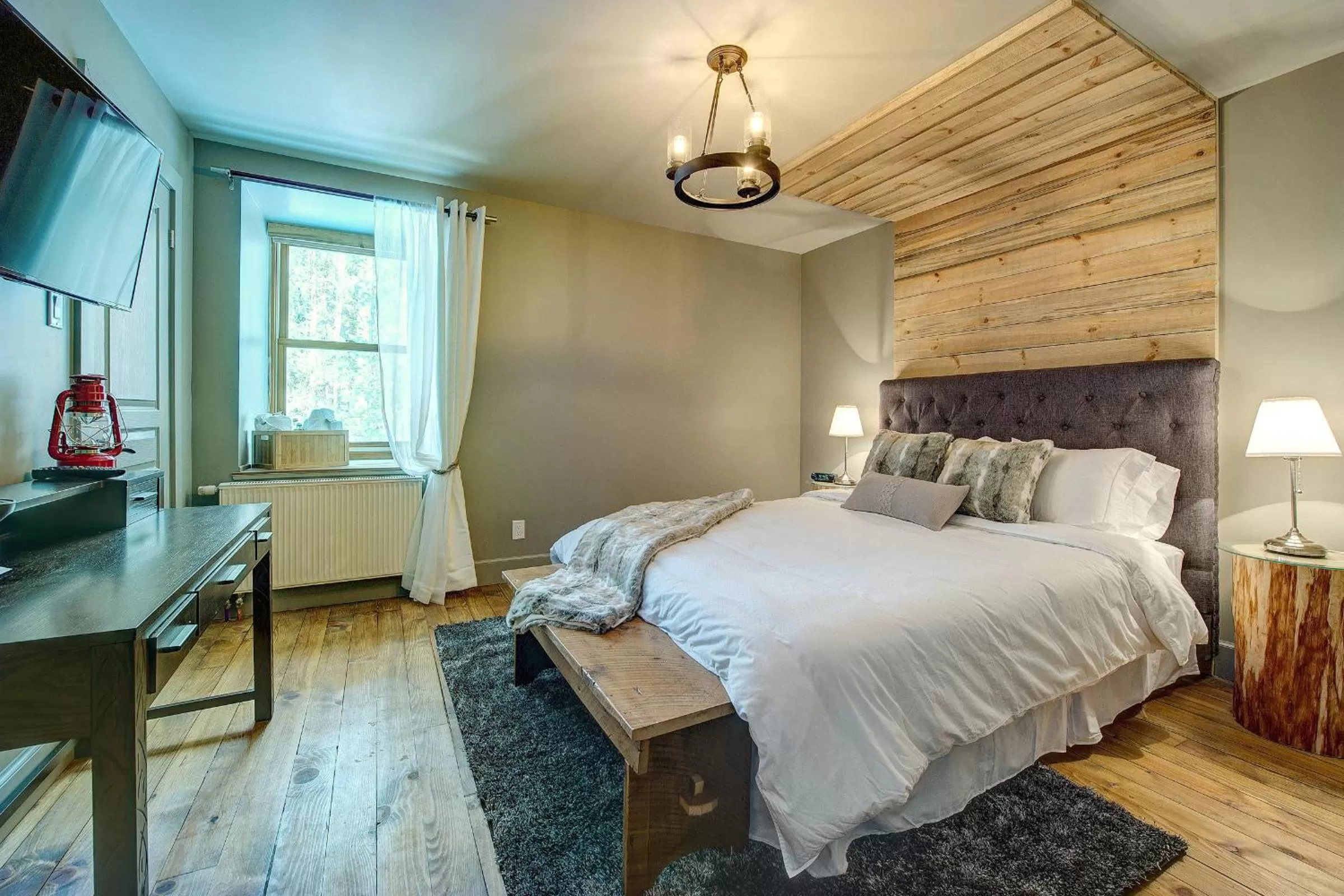 Photo of the whole room, Bed in Auberge le Cosy Tremblant