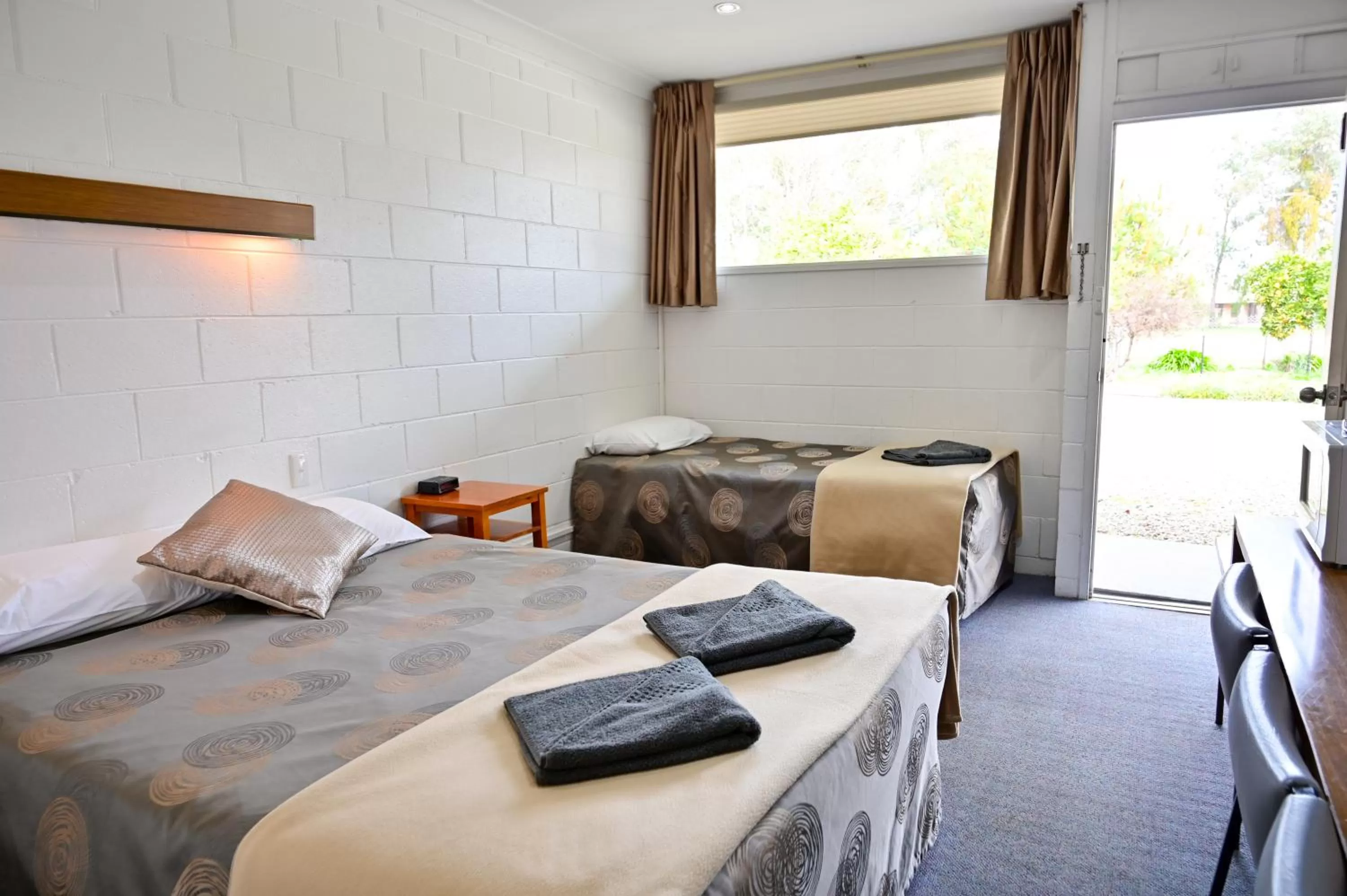 Bed in Byer Fountain Motor Inn