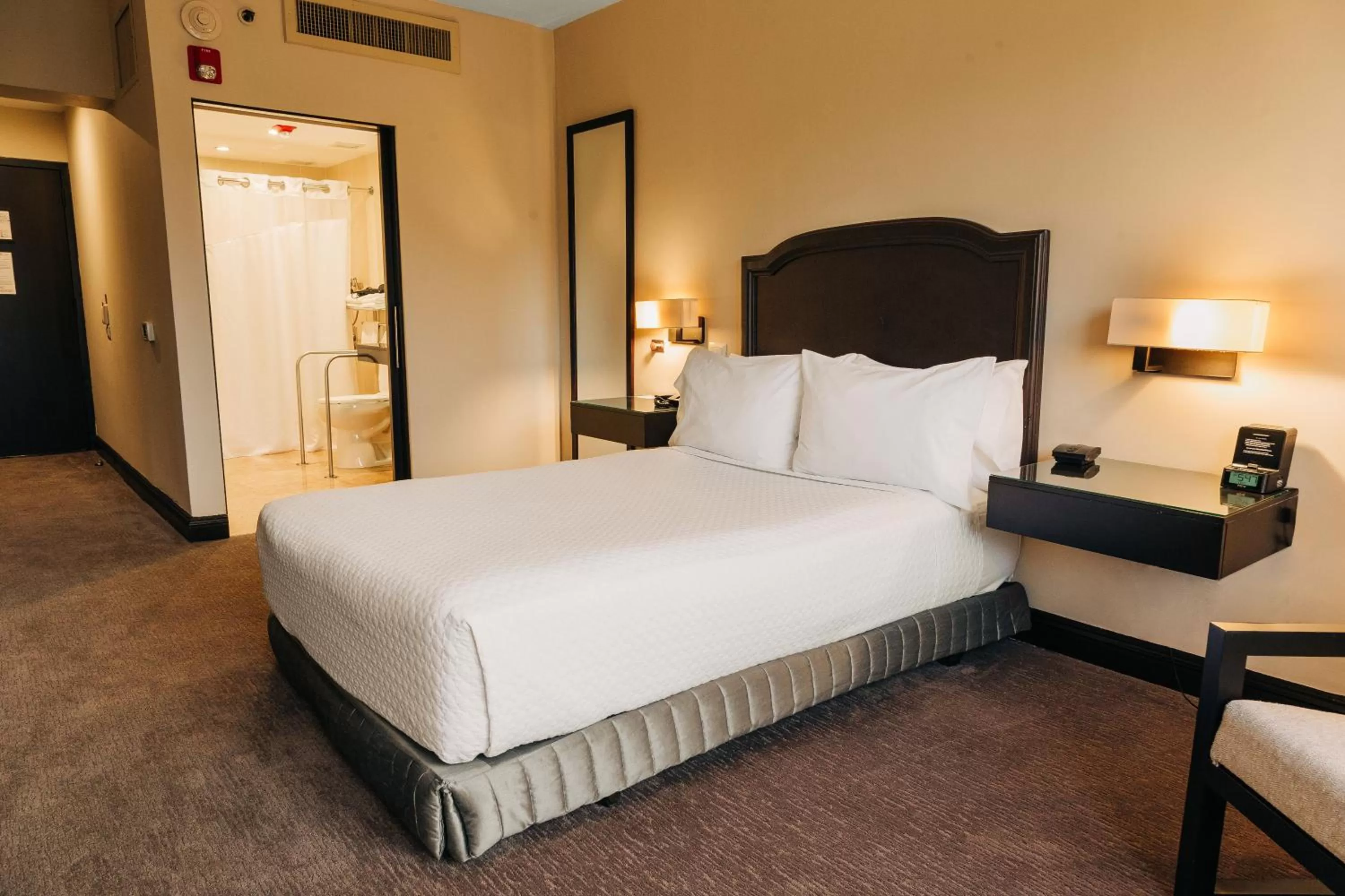 Photo of the whole room, Bed in Hilton San Salvador