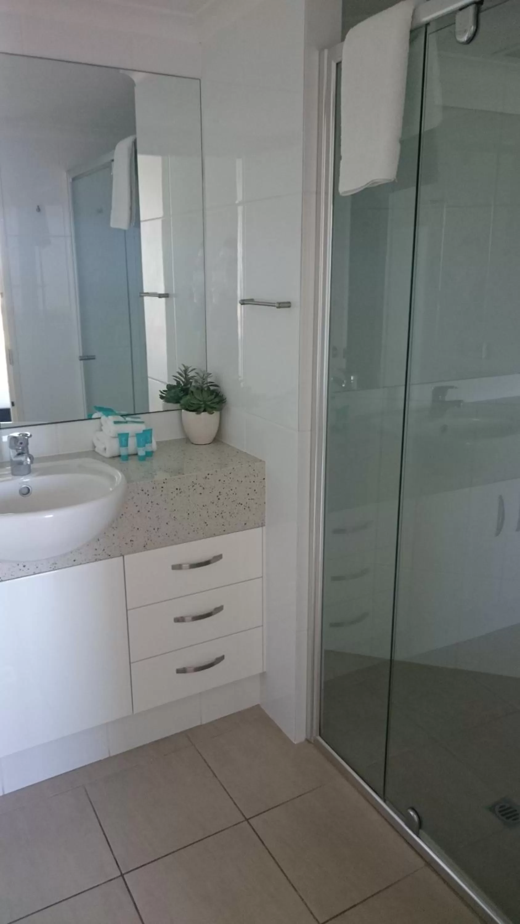 Shower in ULTIQA Points North