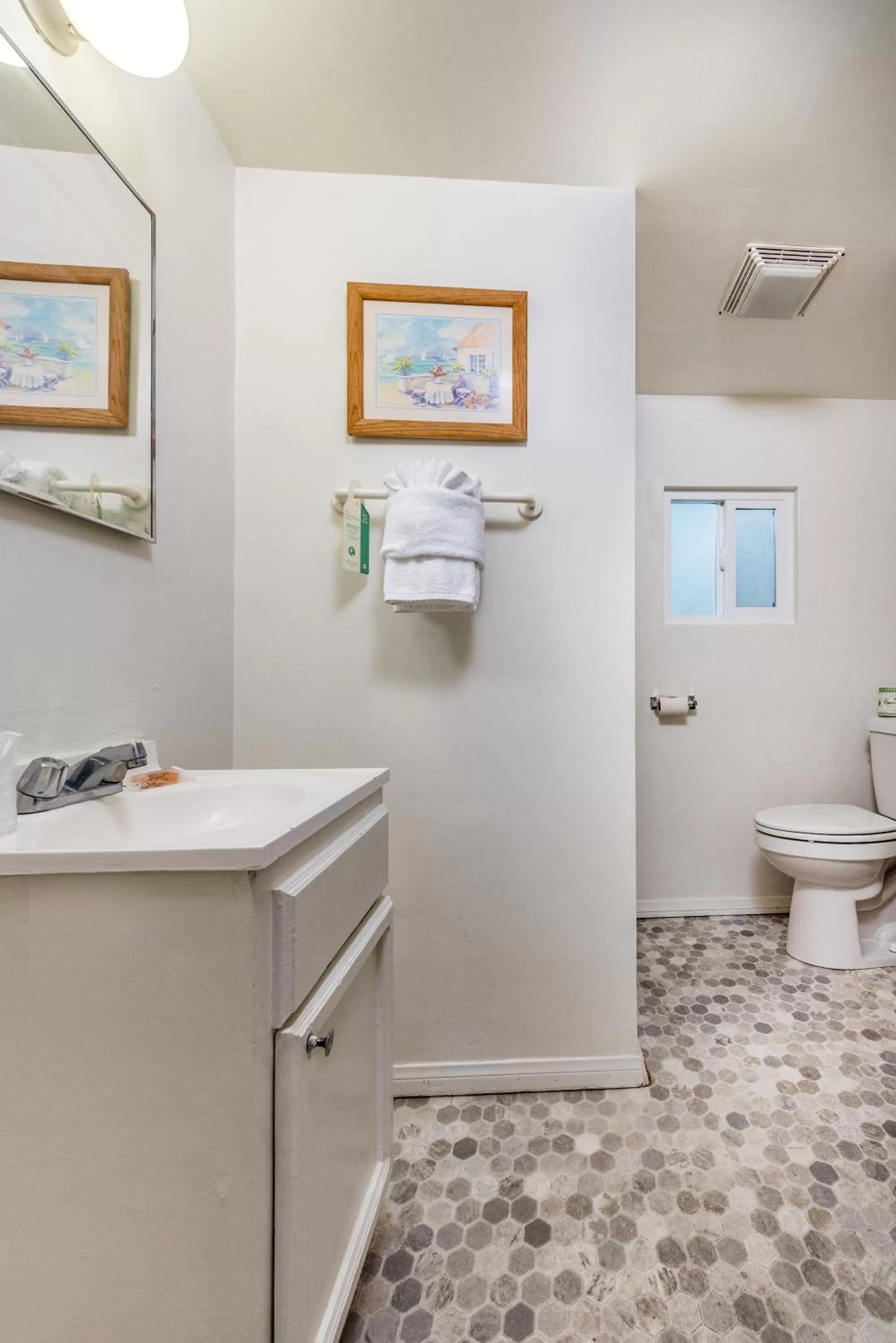 Bathroom in Wilshire Motel