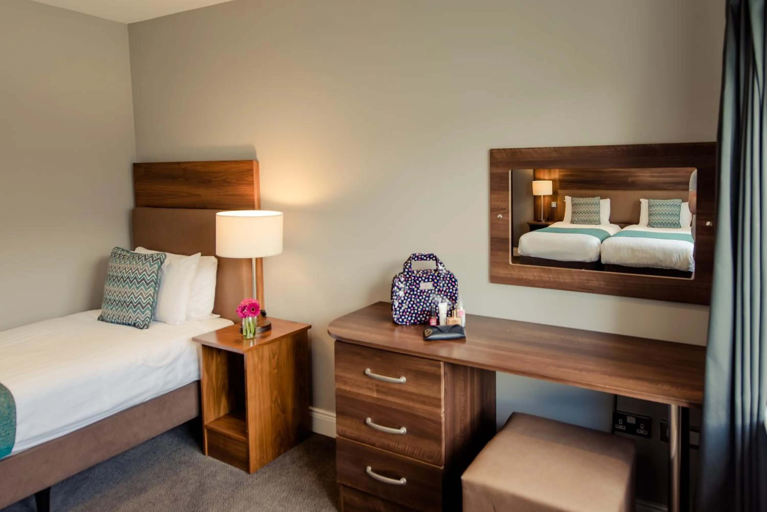 Bedroom, Bed in Scott's Hotel