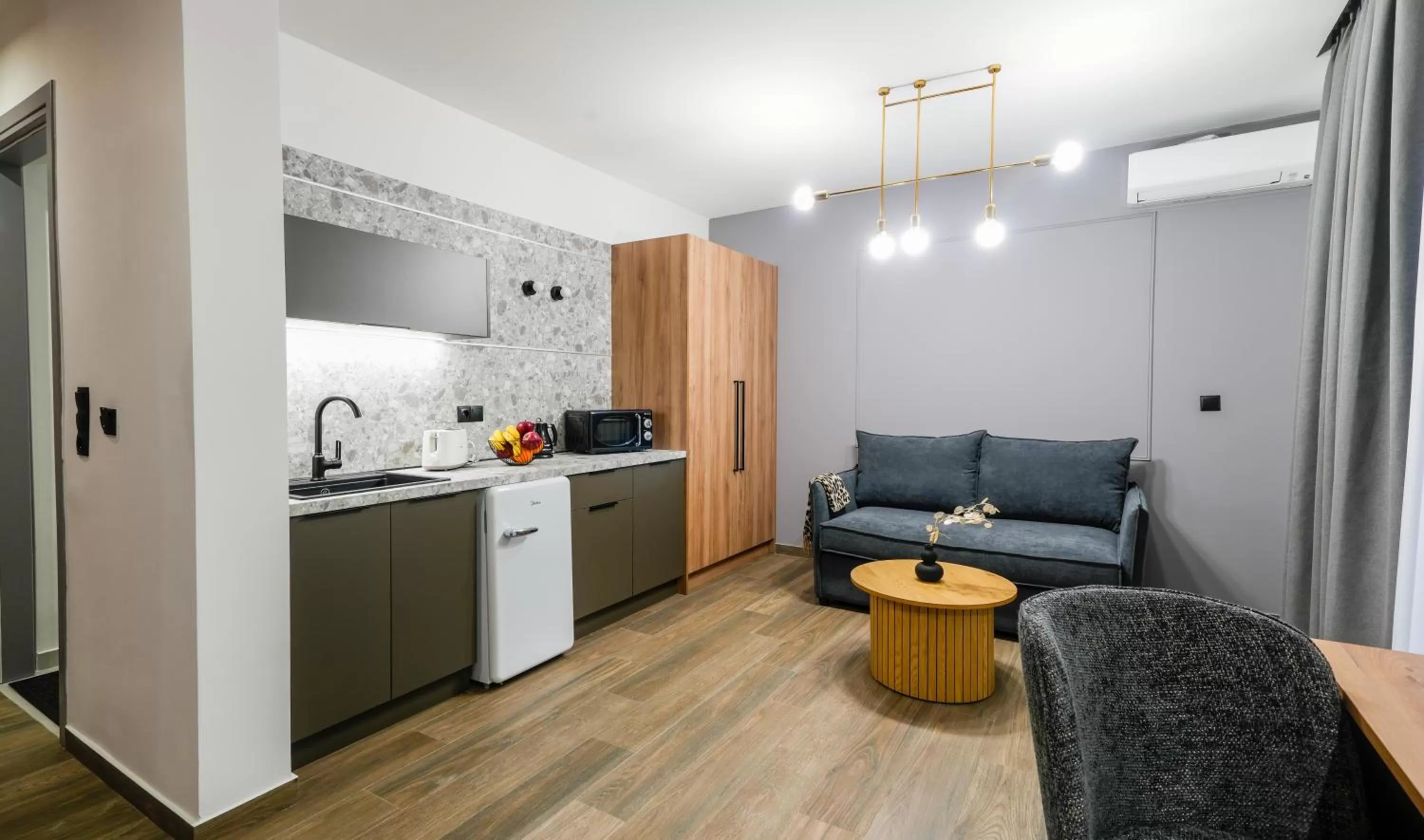 Seating area, Kitchen/Kitchenette in CASA DIVINUS SUITES