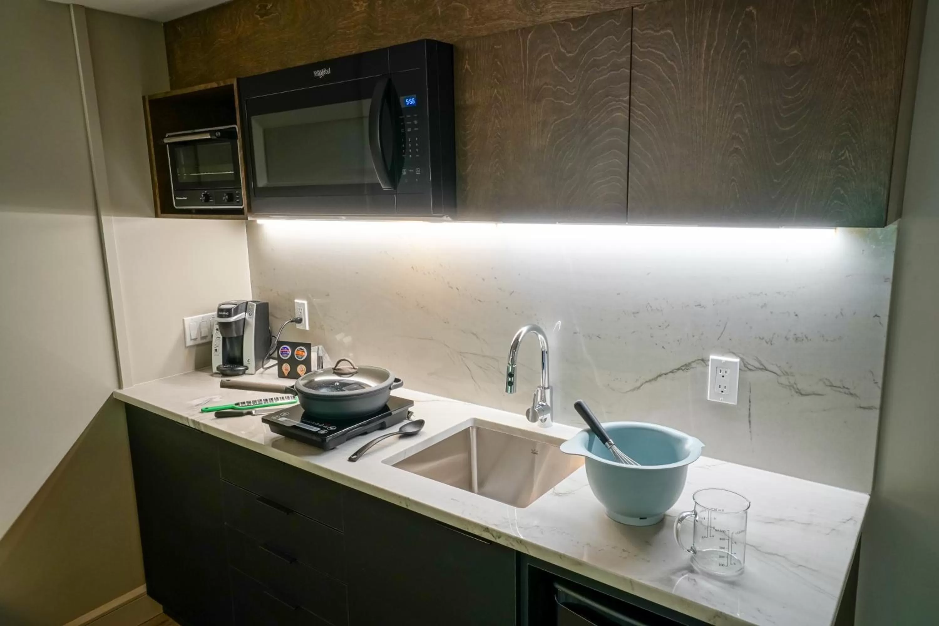 Kitchen or kitchenette in Hôtel & Suites Normandin Lévis