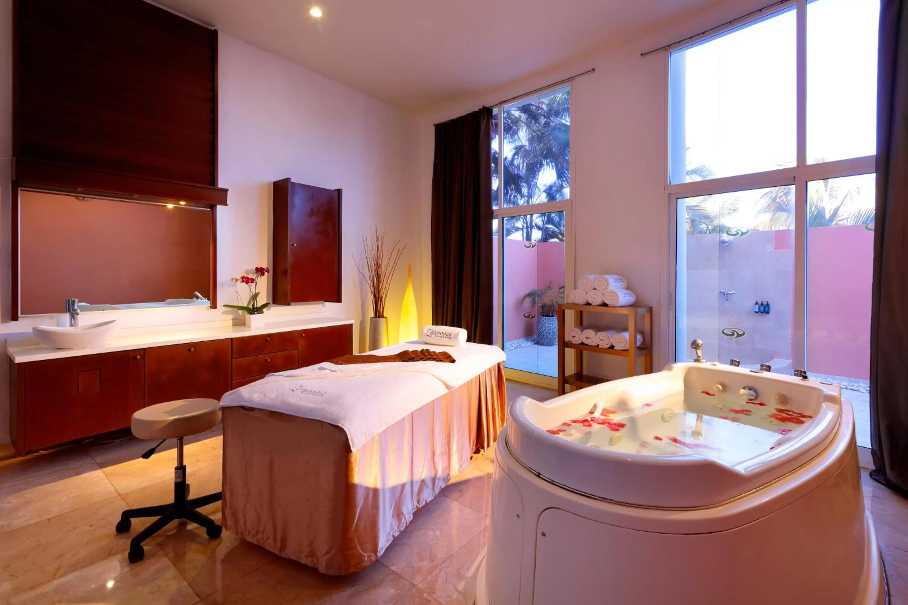 Spa and wellness centre/facilities, Bed in Grand Palladium Jamaica Resort & Spa All Inclusive