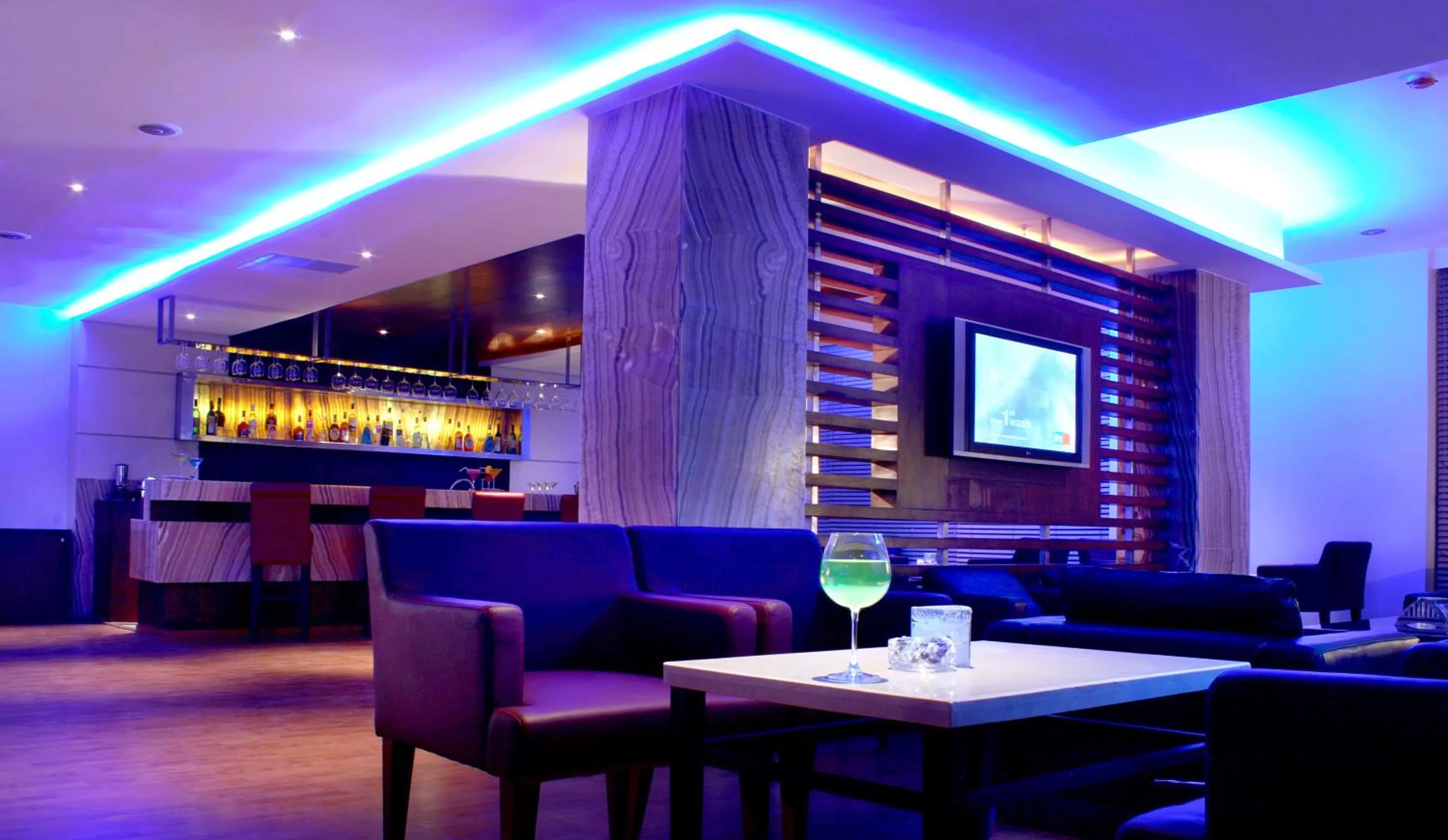 Lounge or bar in Hampshire Plaza