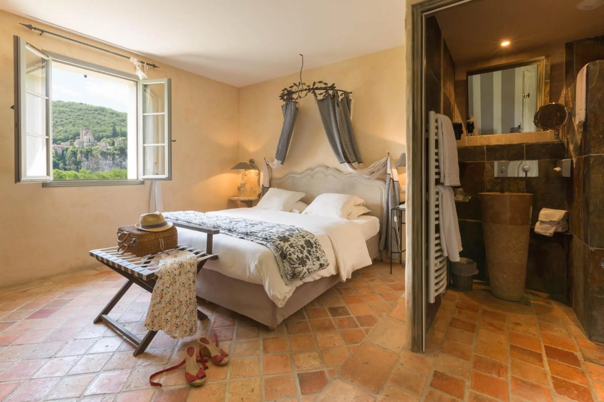 Bed in Hôtel-Spa Le Saint Cirq