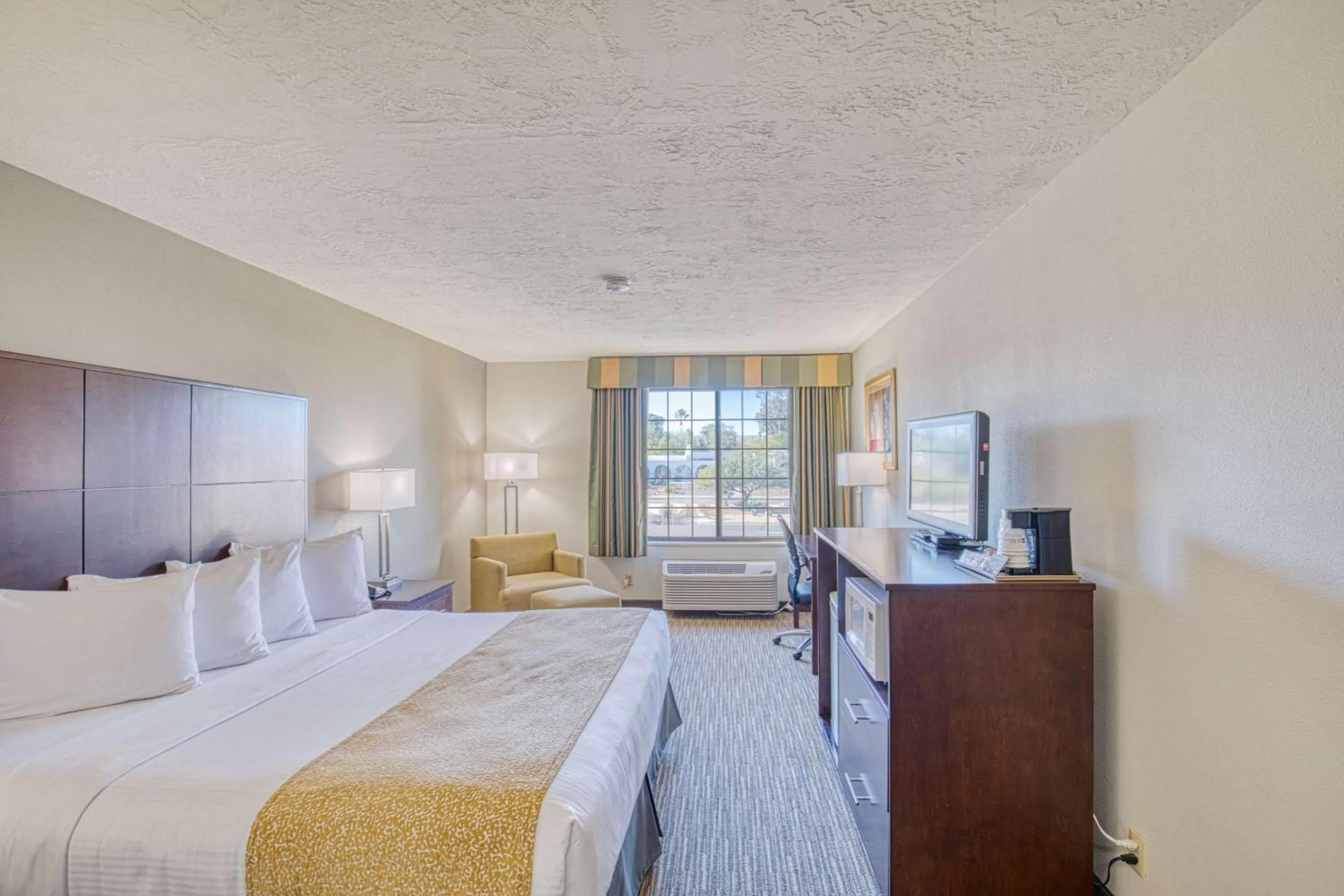 Photo of the whole room, Bed in Best Western Green Valley Inn