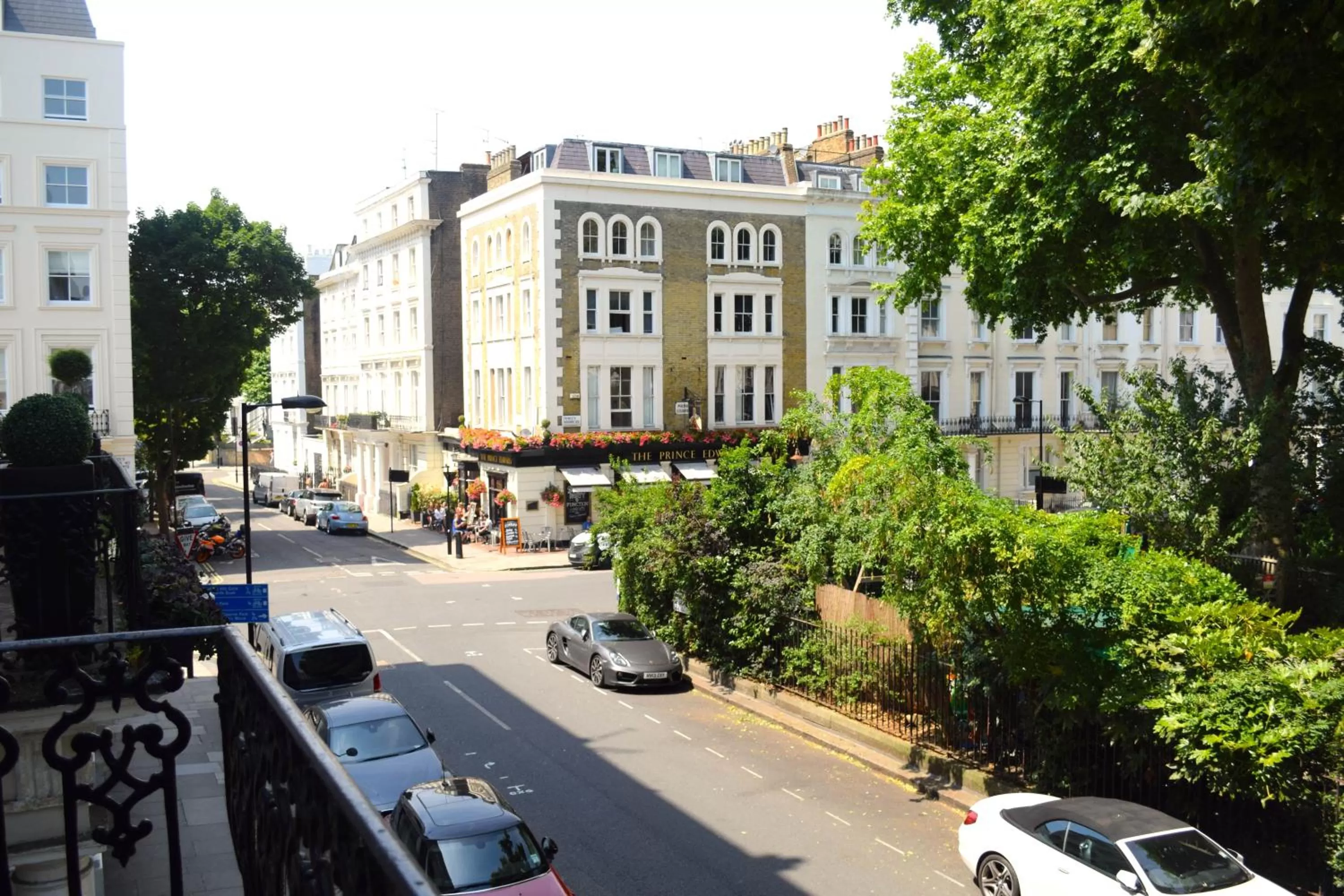 Restaurant/places to eat in Pembridge Palace Hotel