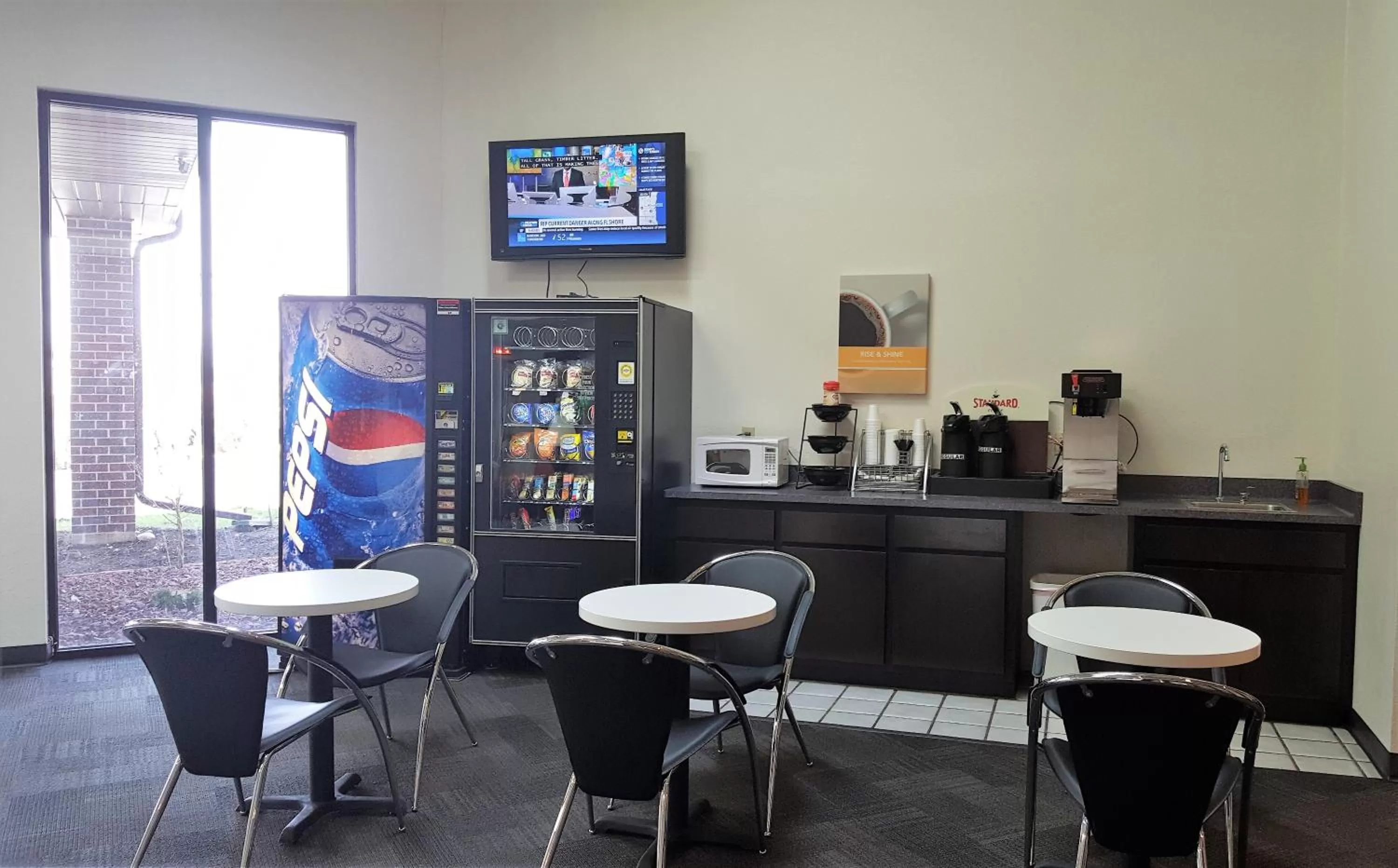 Food and drinks in Motel 6-Saukville, WI