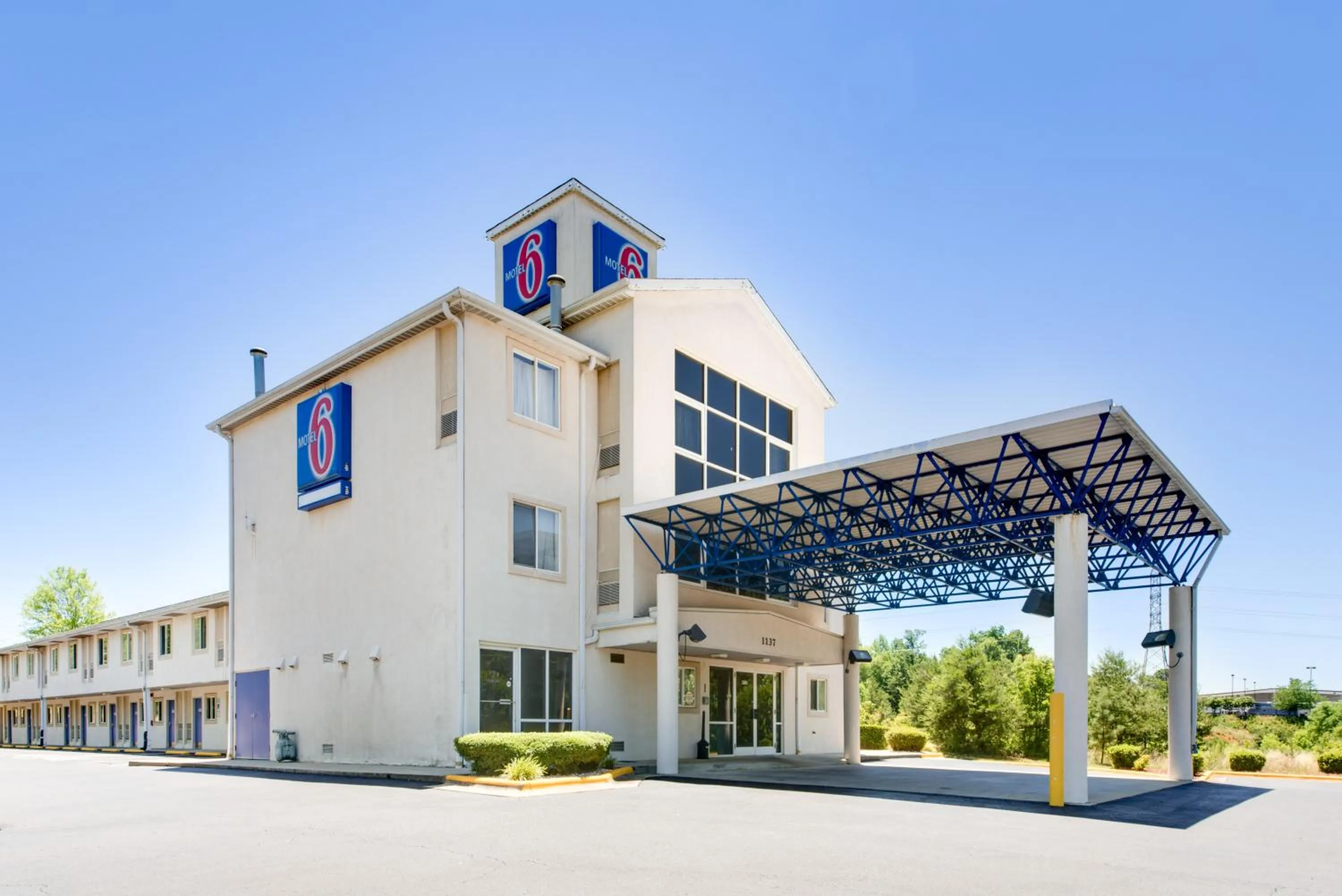 Facade/entrance in Motel 6-Statesville, NC