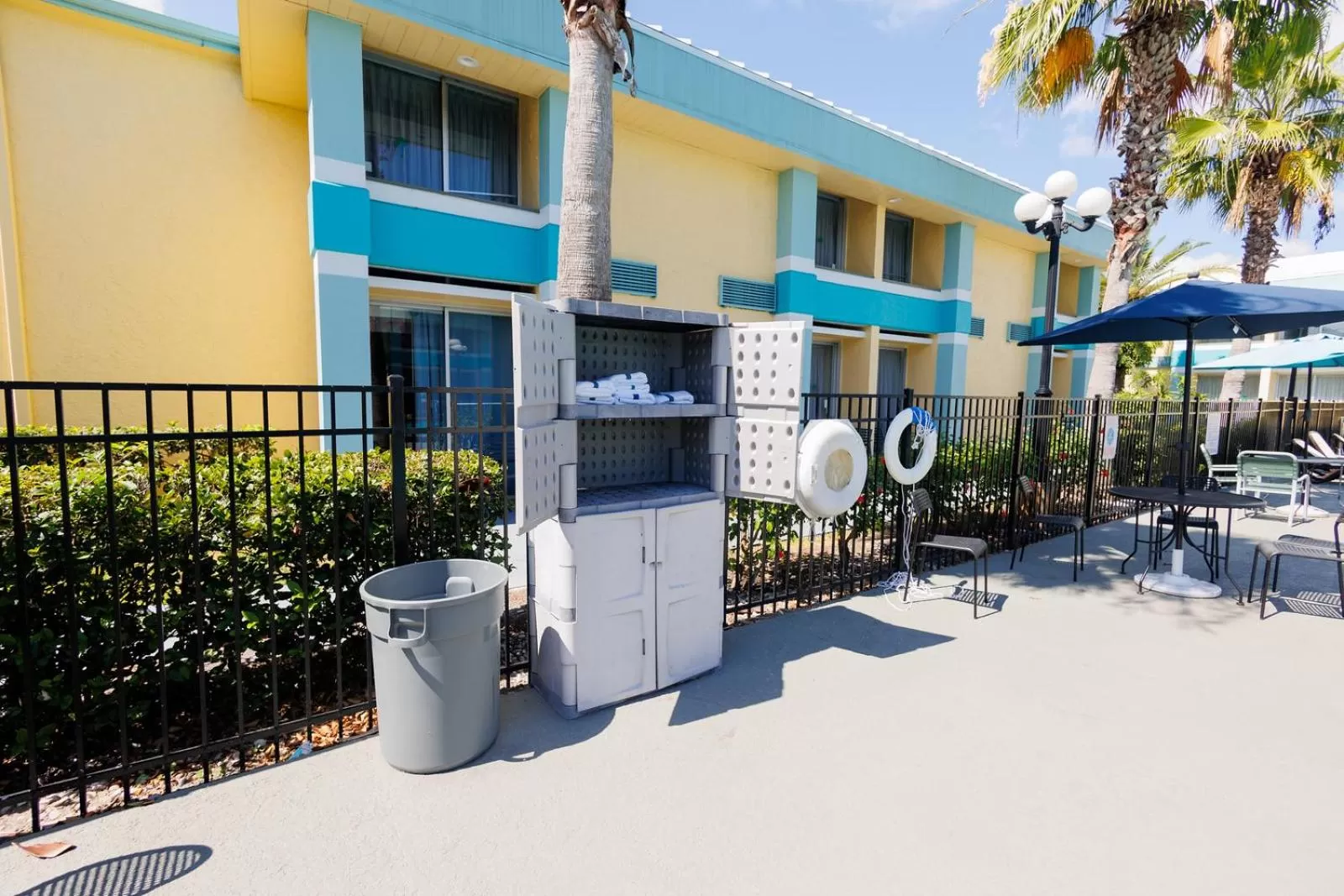 Swimming pool in Garnet Inn & Suites, Orlando