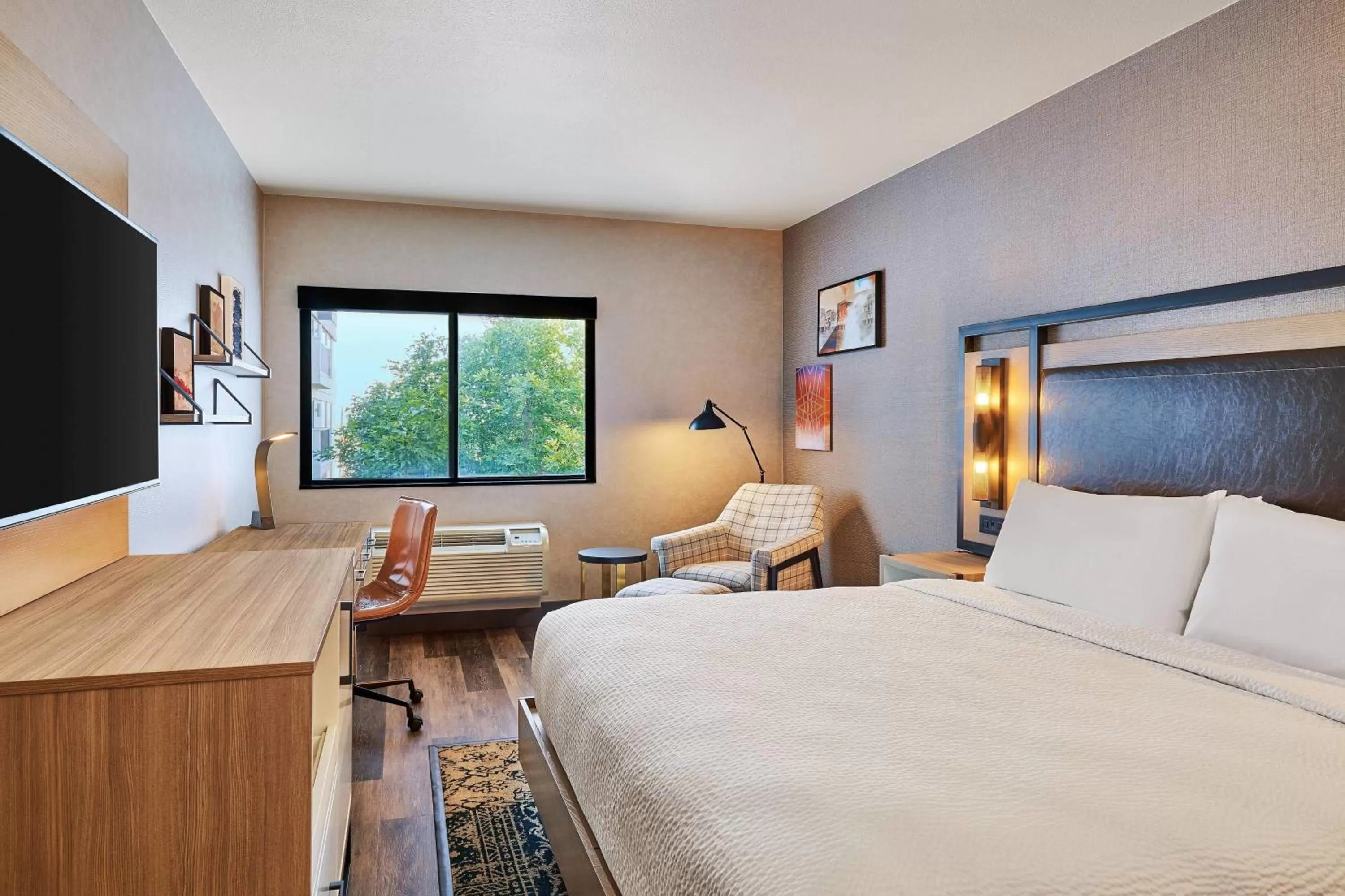 Photo of the whole room, Bed in Four Points by Sheraton Salt Lake City Airport