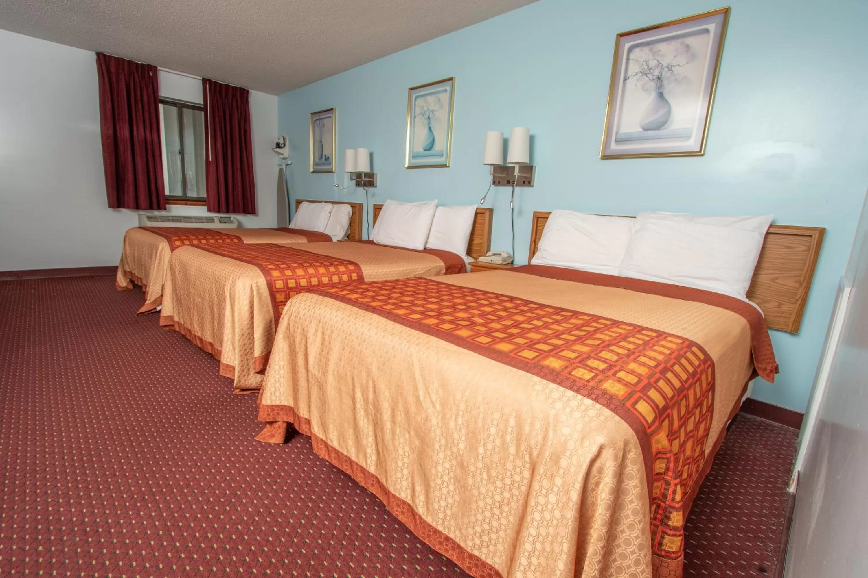 Photo of the whole room, Bed in Eastbrook Inn