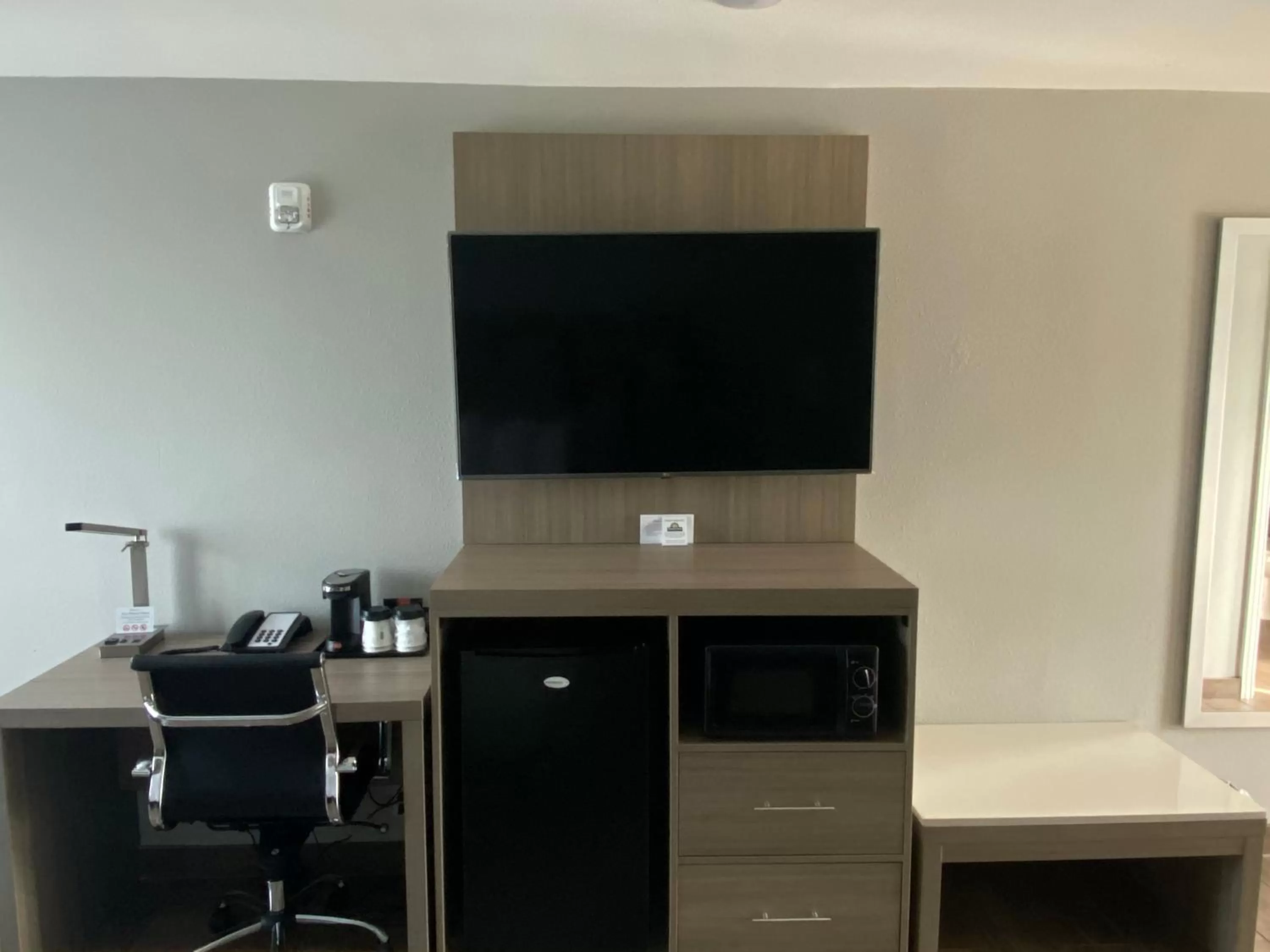 TV and multimedia in Days Inn by Wyndham Rockport Texas