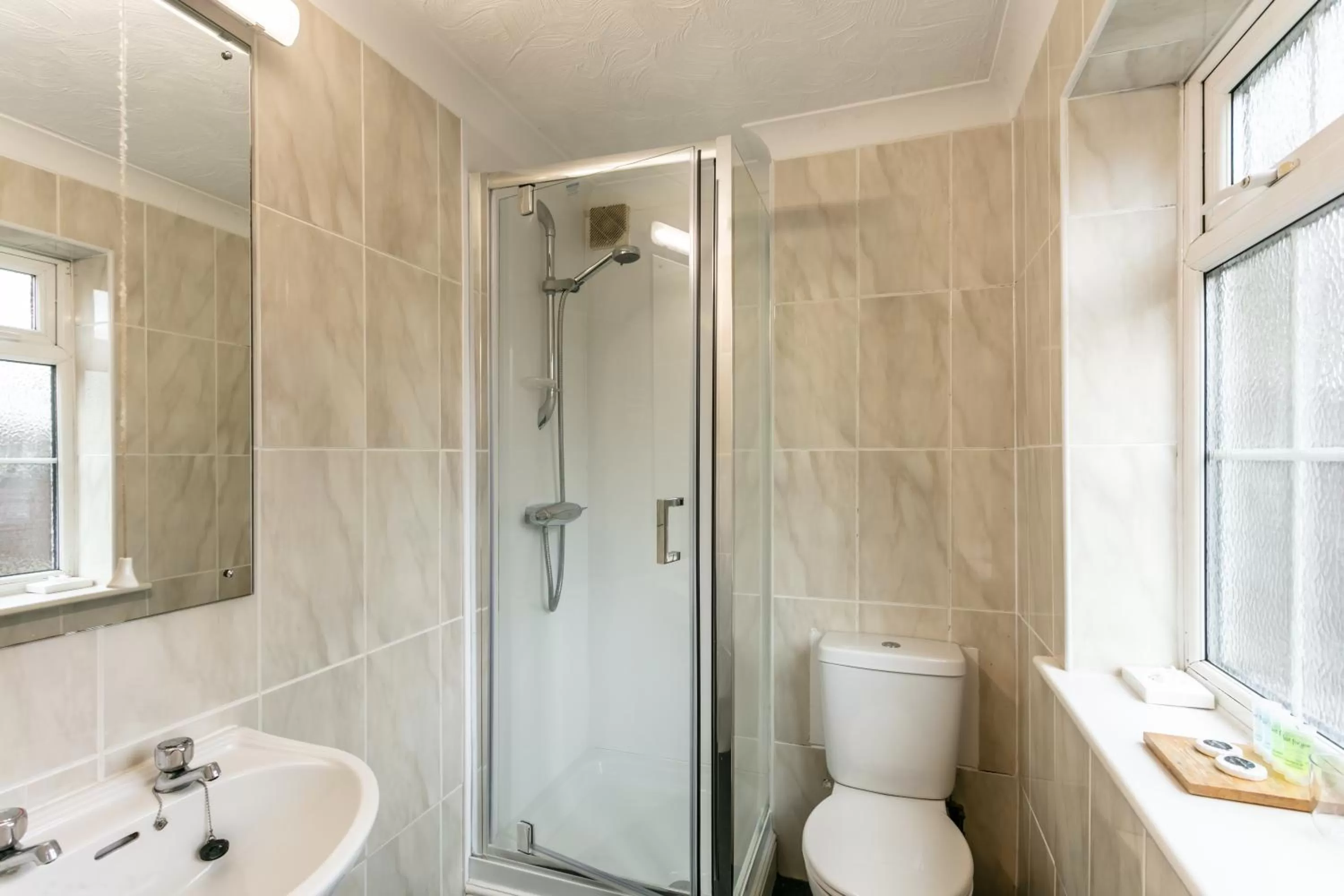 Bathroom in Roydon Marina Village Hotel