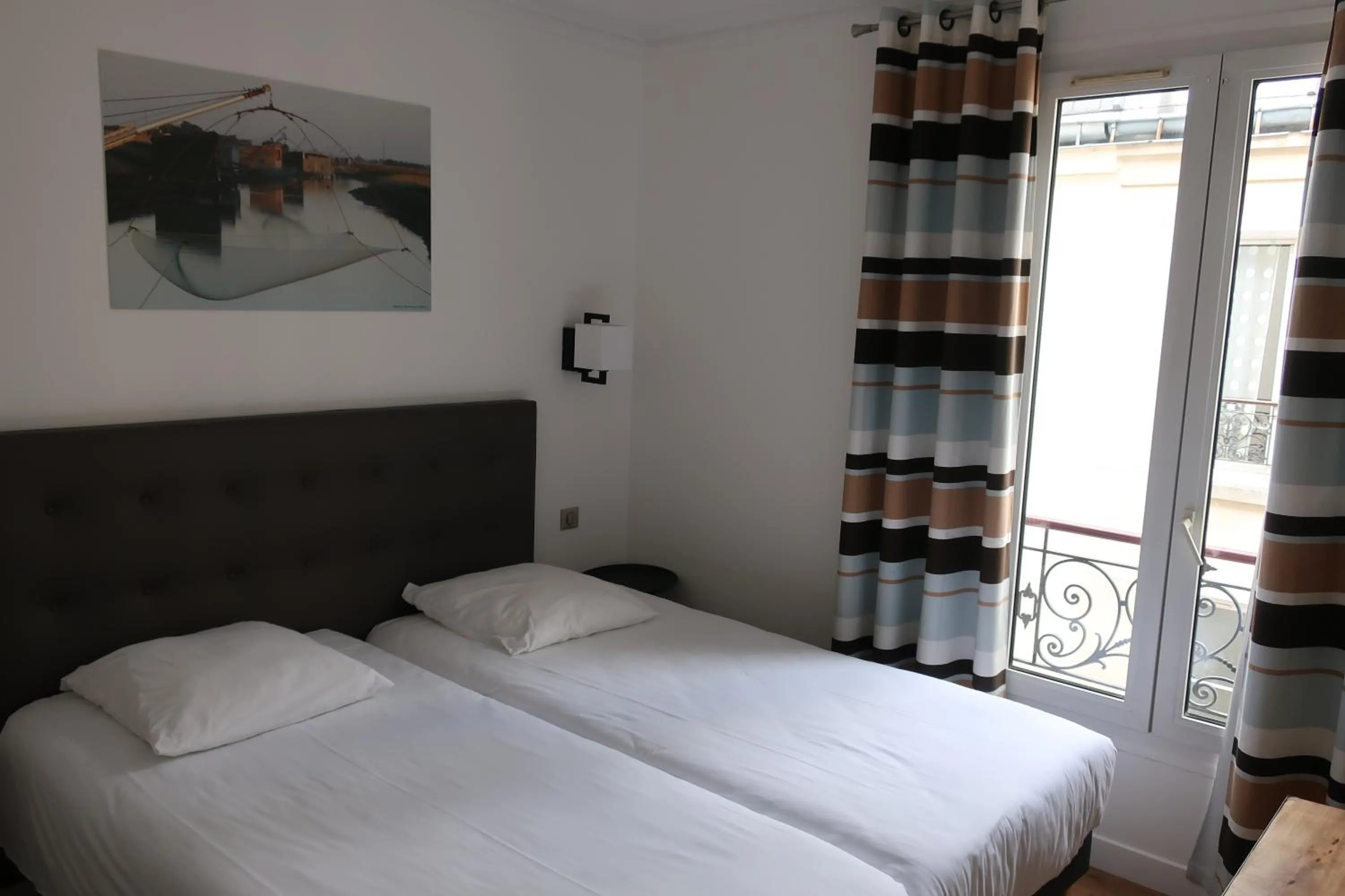 Photo of the whole room, Bed in L'Amiral