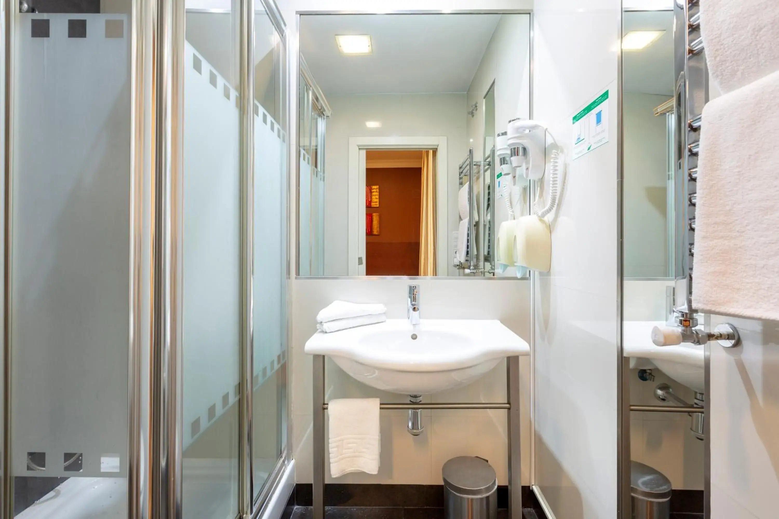 Twin Room in Hostal Abadia Madrid Twin Room in Hostal Abadia Madrid