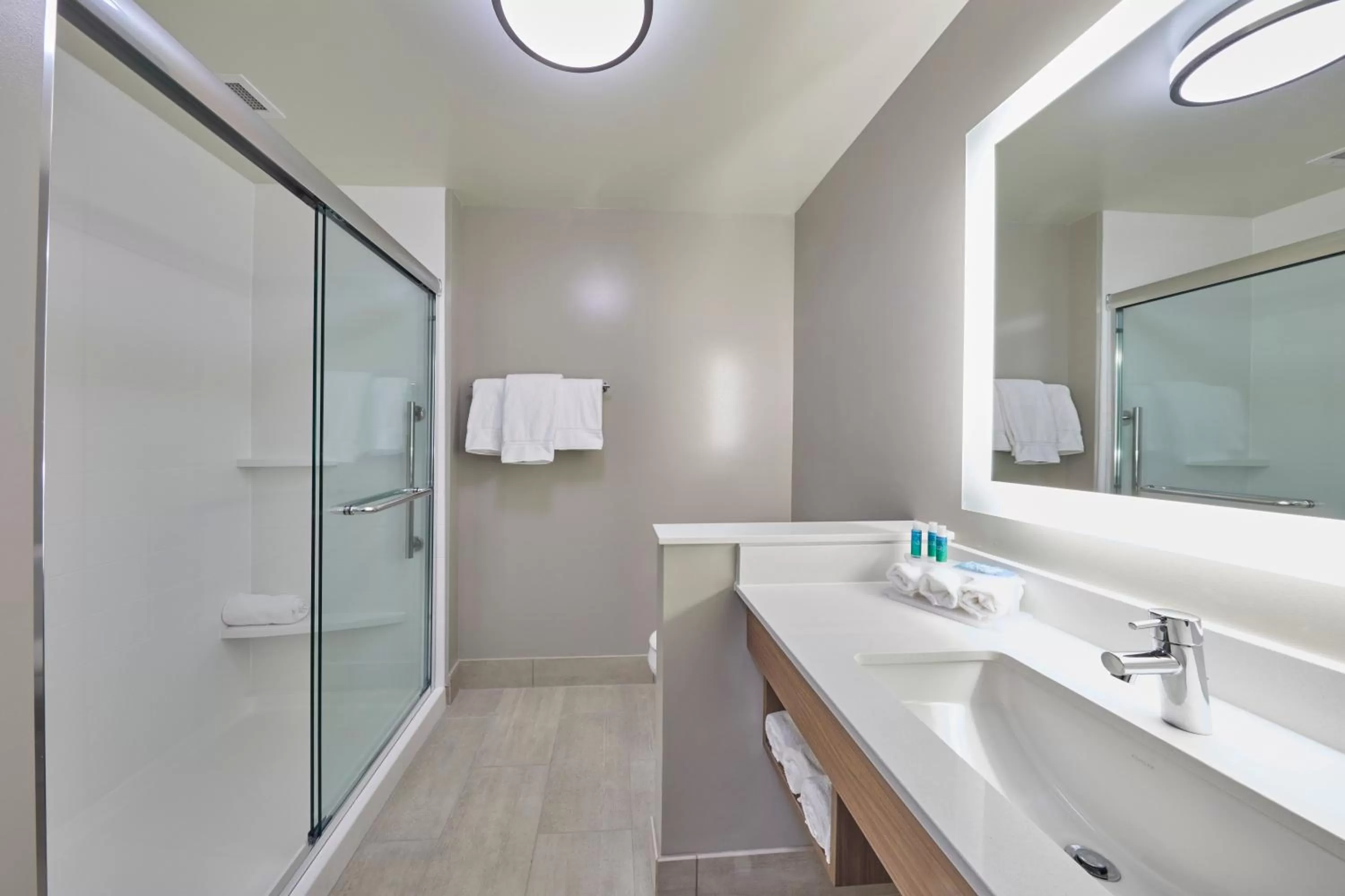 Bathroom in Holiday Inn Express & Suites - Hermiston Downtown by IHG