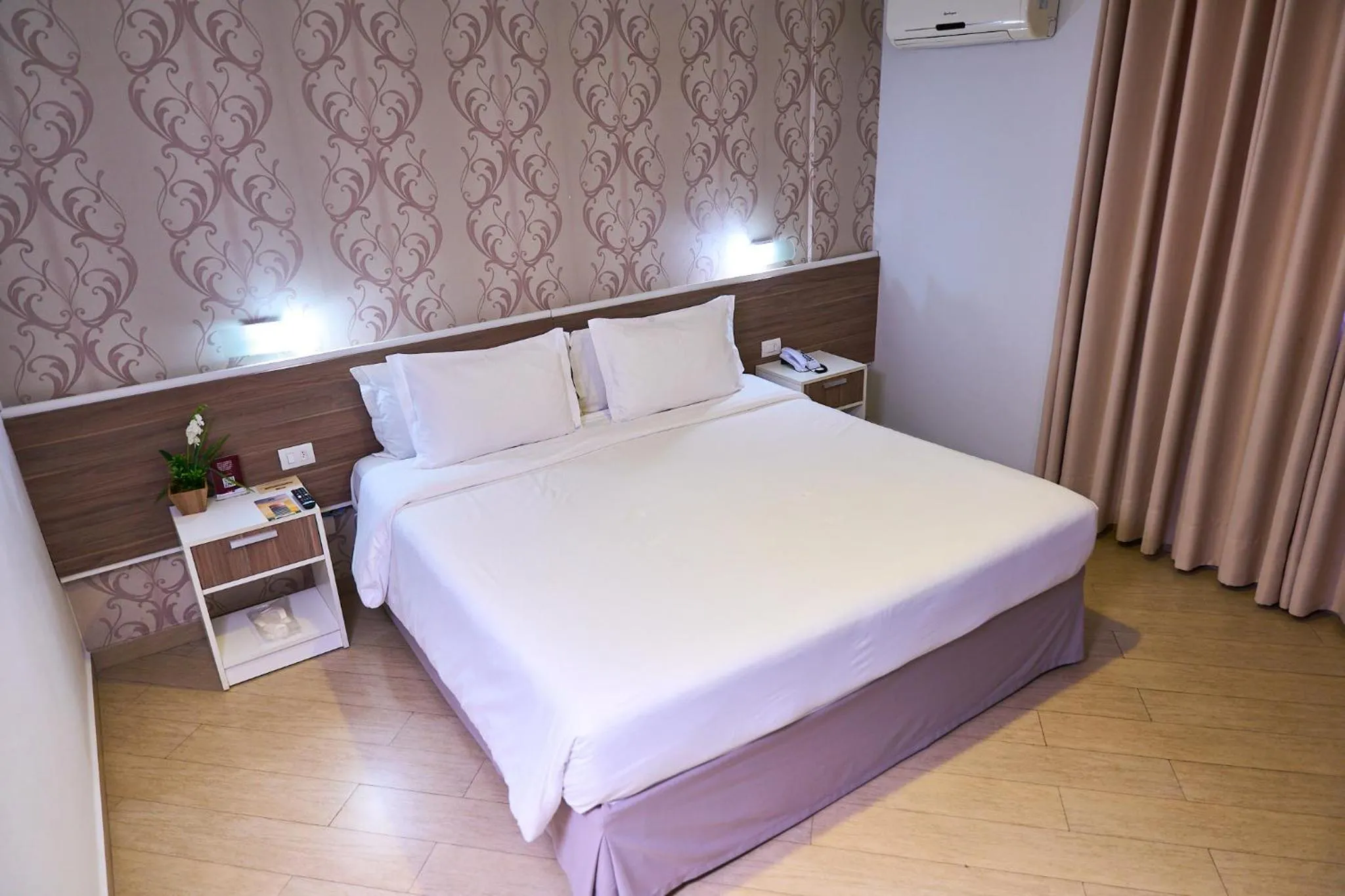 Bedroom, Bed in Foz Plaza Hotel