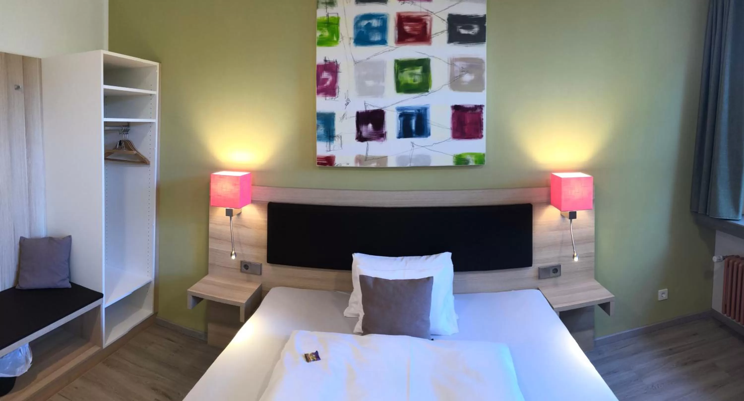 Photo of the whole room, Bed in Hotel „Zur Linde“