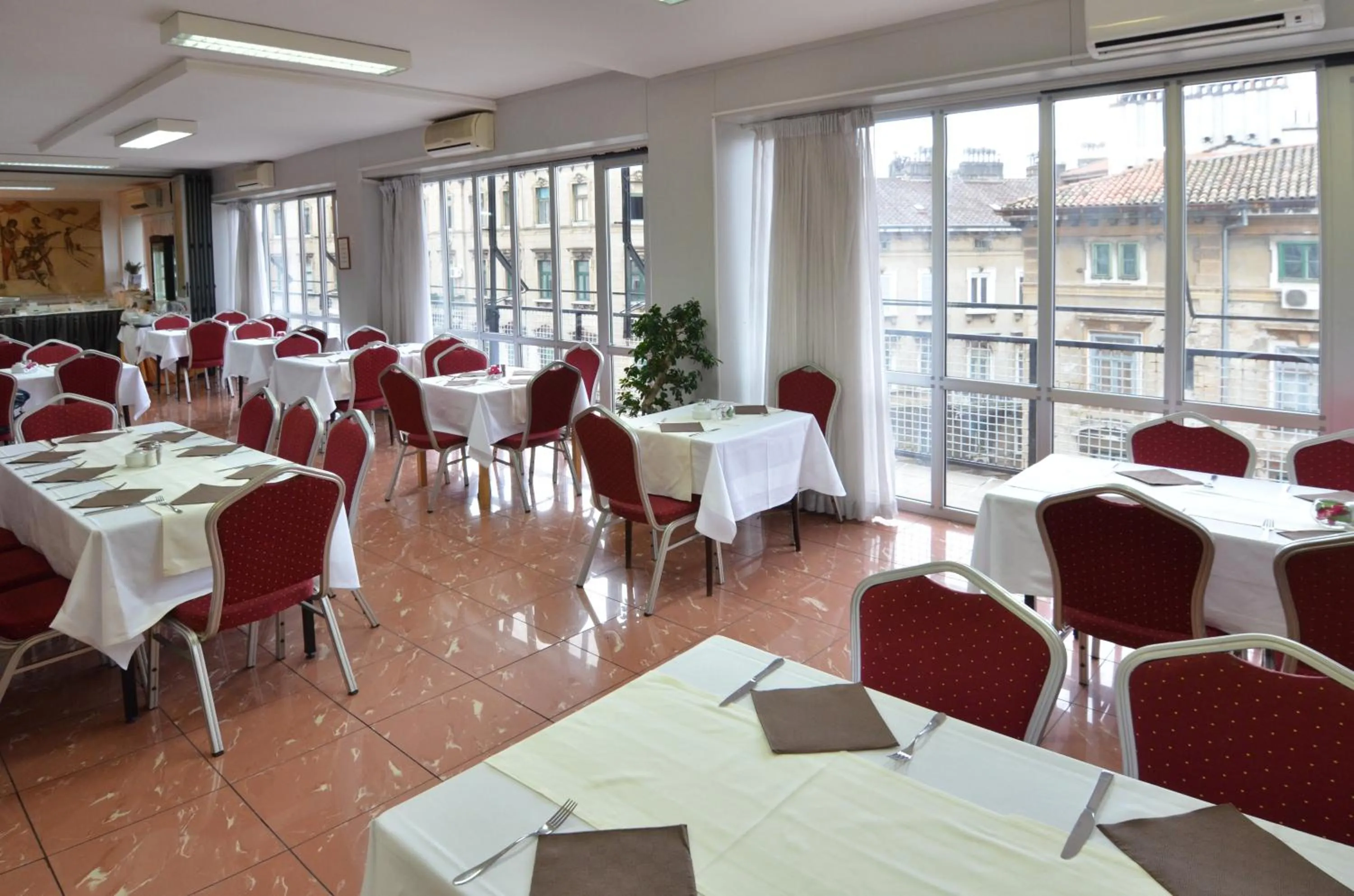 Restaurant/places to eat in Hotel Neboder