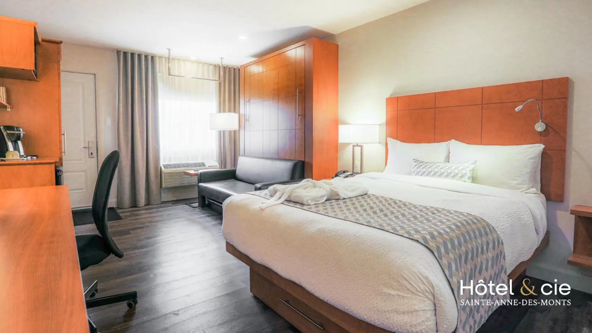 Photo of the whole room, Bed in Hôtel & cie