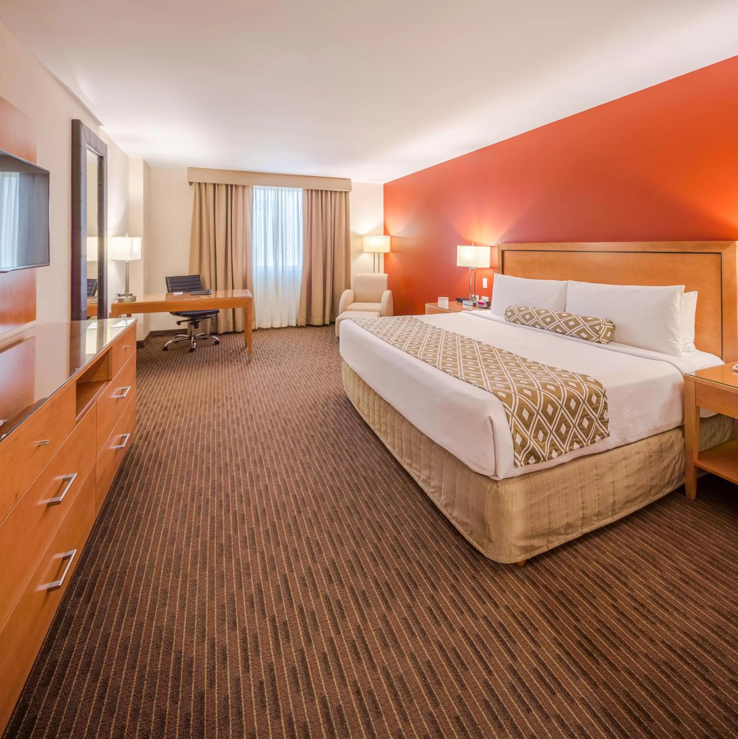 Bed in Crowne Plaza Monterrey Aeropuerto by IHG