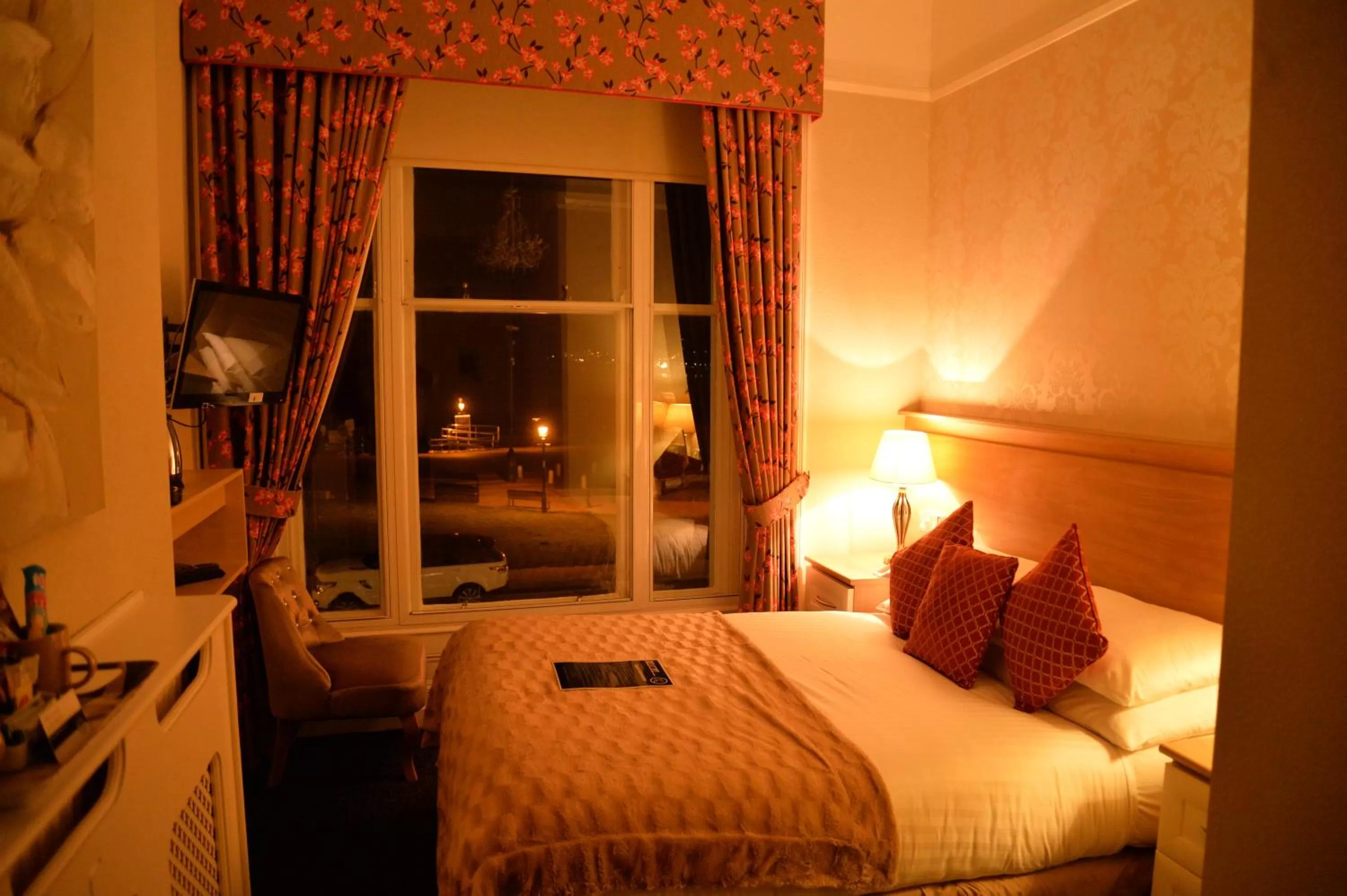 Bed in Lauriston & Lawton Court Hotel