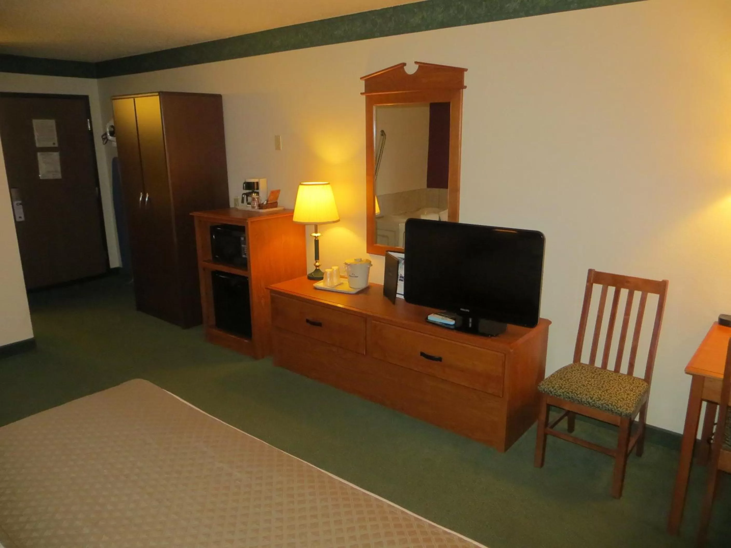 TV and multimedia, Bed in AmericInn by Wyndham Manitowoc