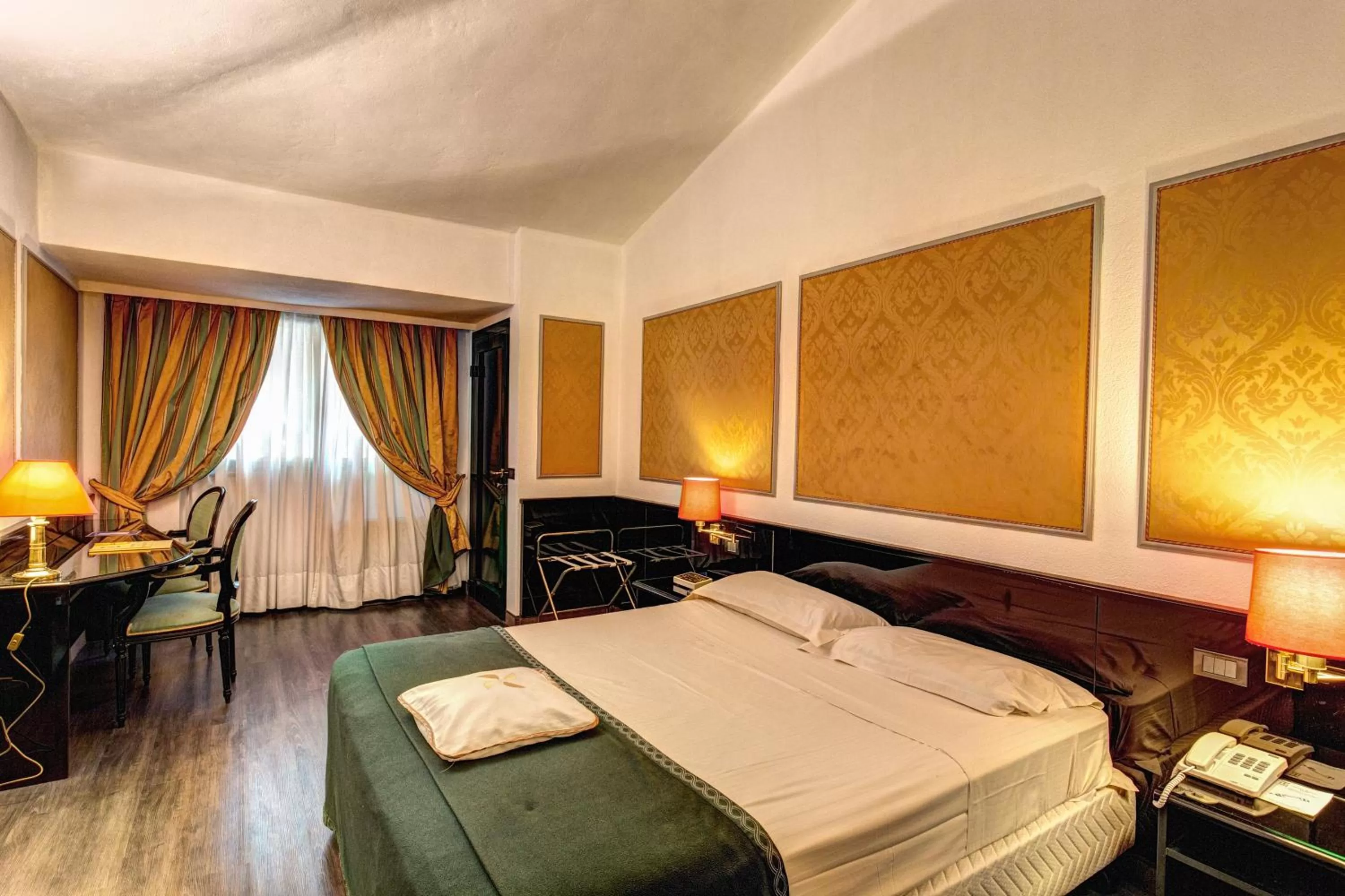 Bedroom, Bed in Hotel Motel Regal