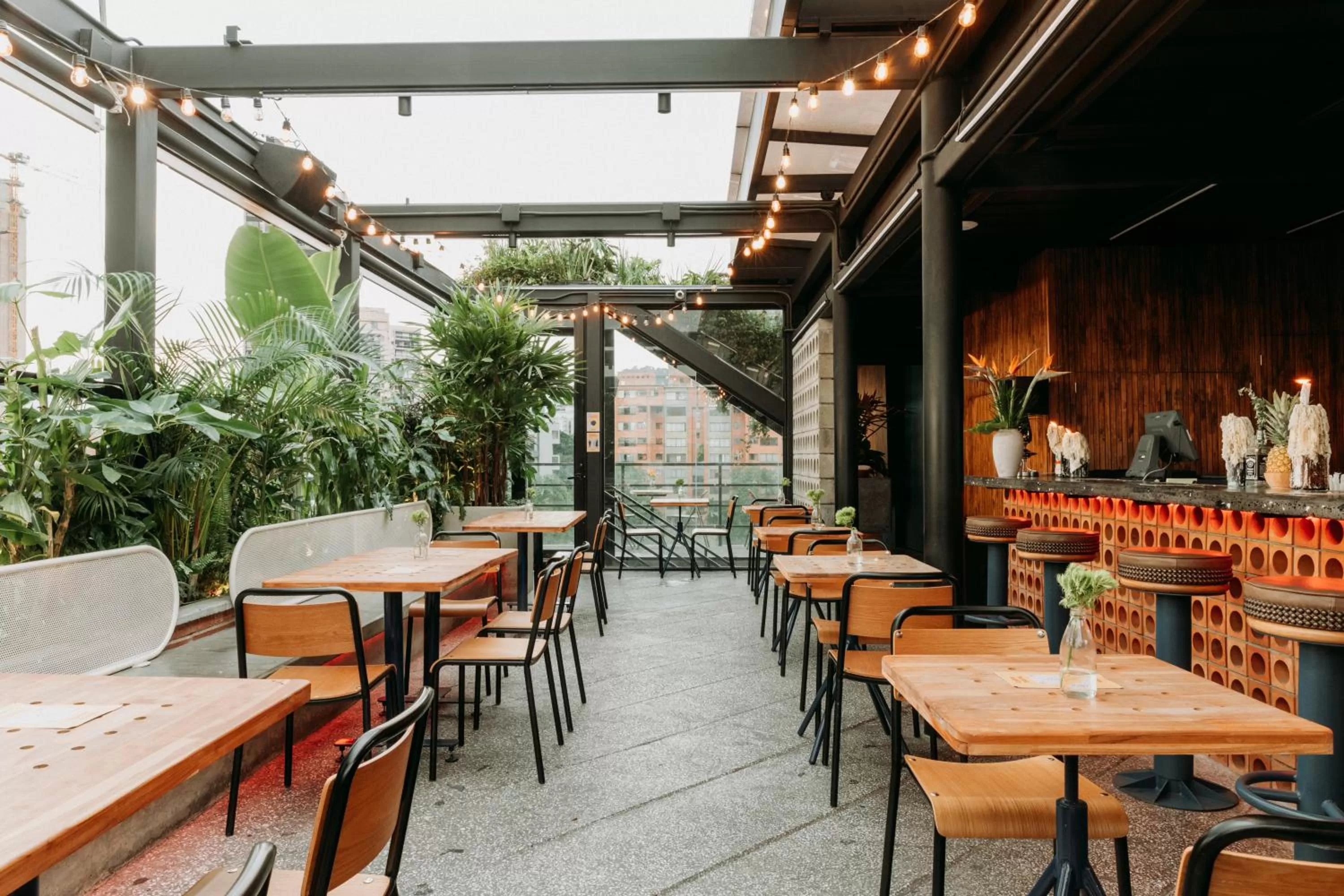 Restaurant/places to eat in The Somos Beats Hotel & Rooftop