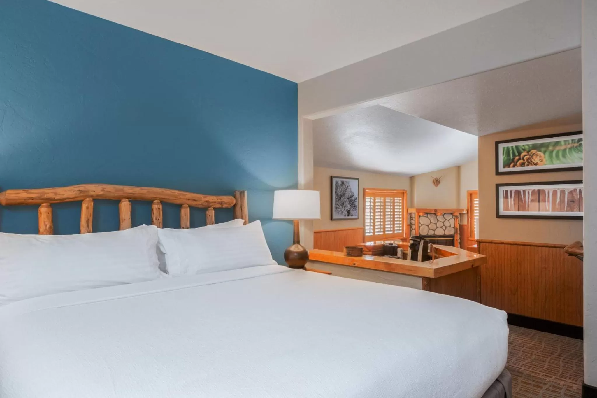 Photo of the whole room, Bed in Holiday Inn Resort The Lodge at Big Bear Lake by IHG