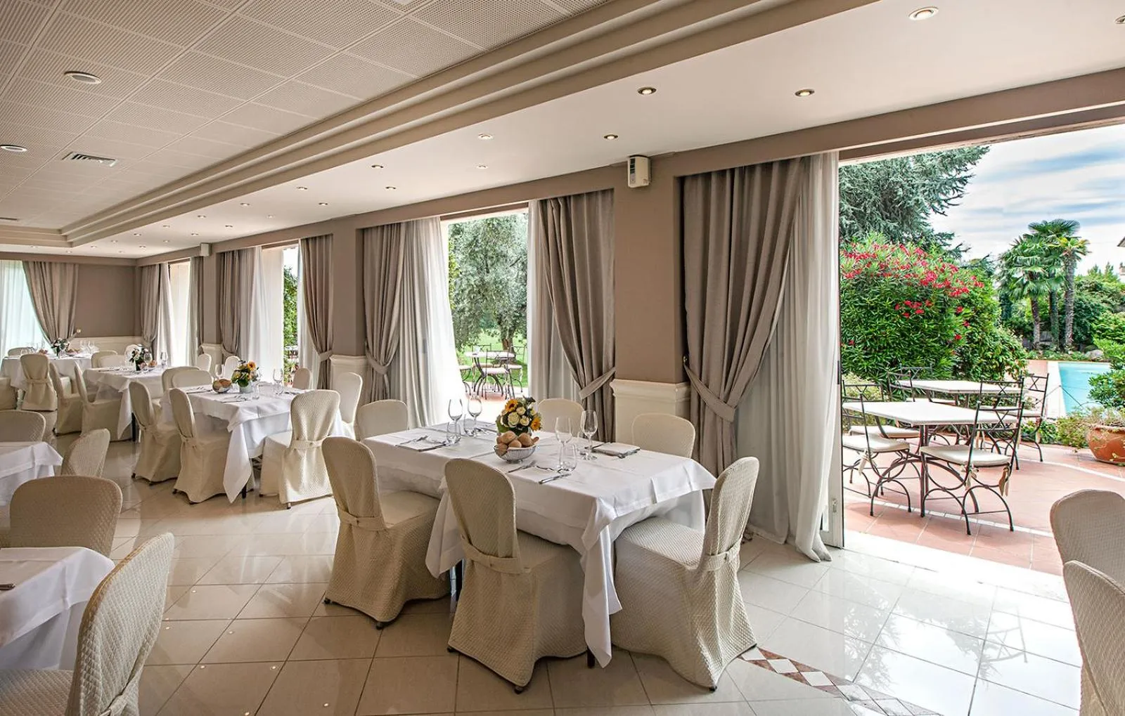 Restaurant/places to eat in Hotel Touring