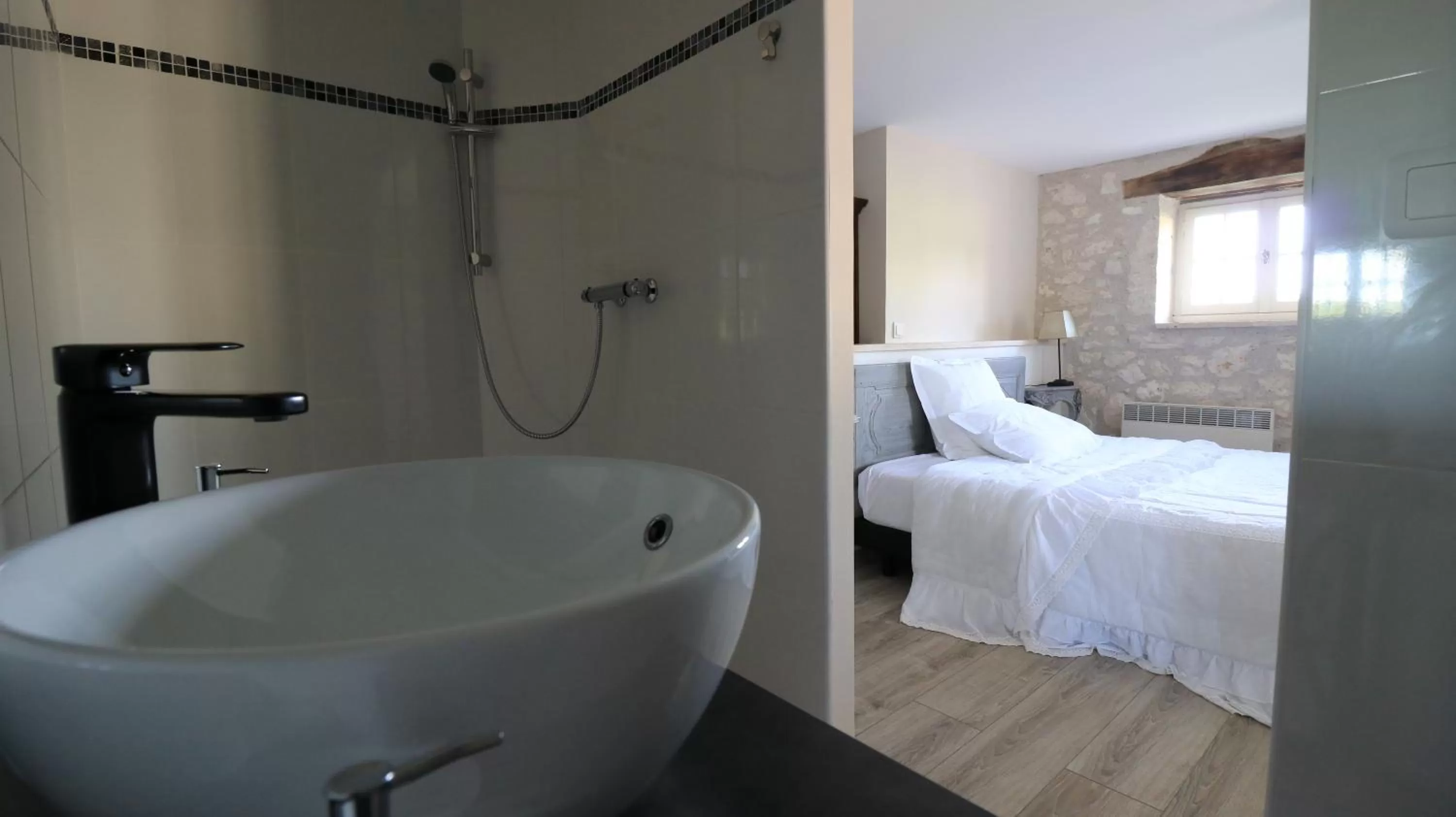 Bathroom, Bed in Chambre d'hotes la Quercynoise