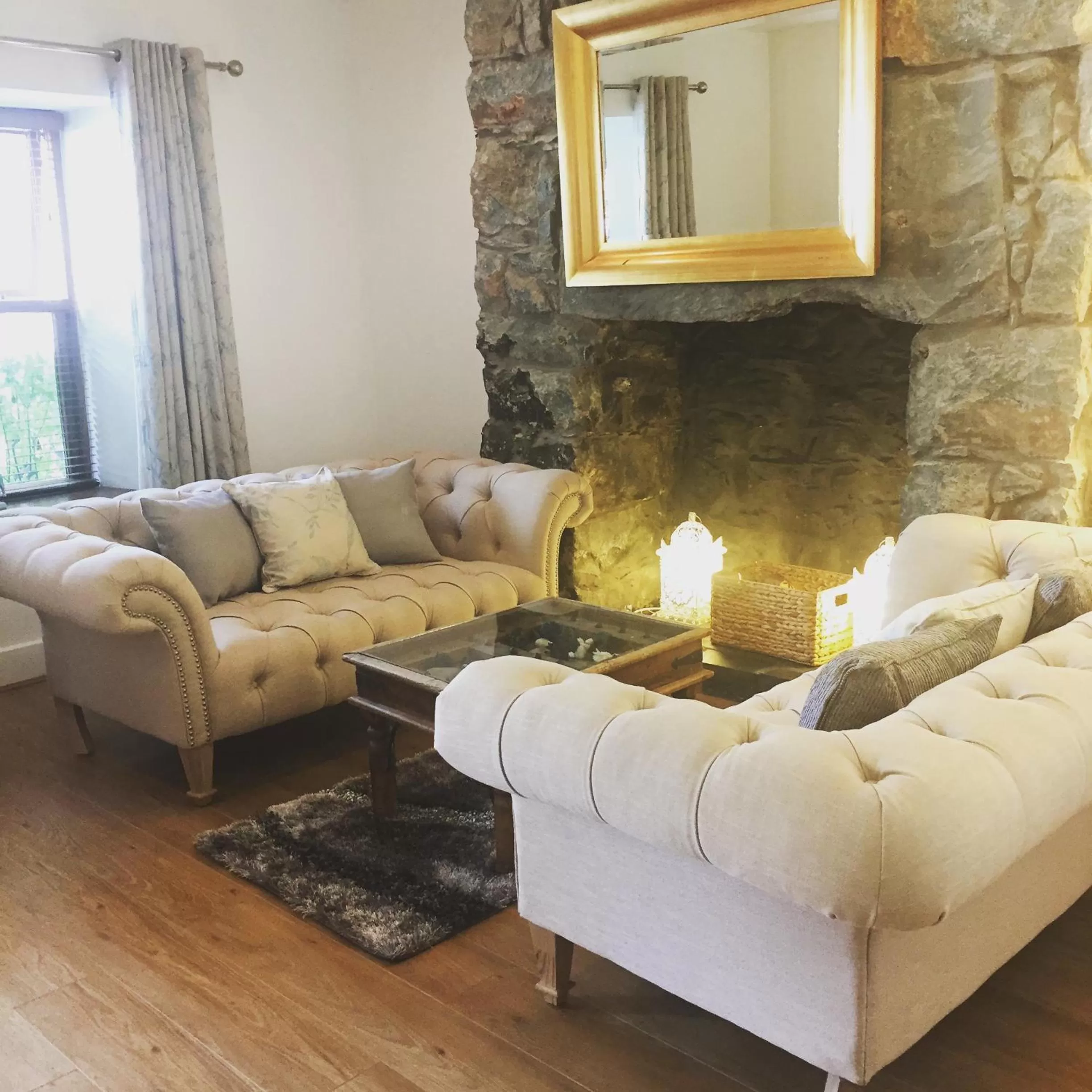 Living room in The Golden Fleece Inn