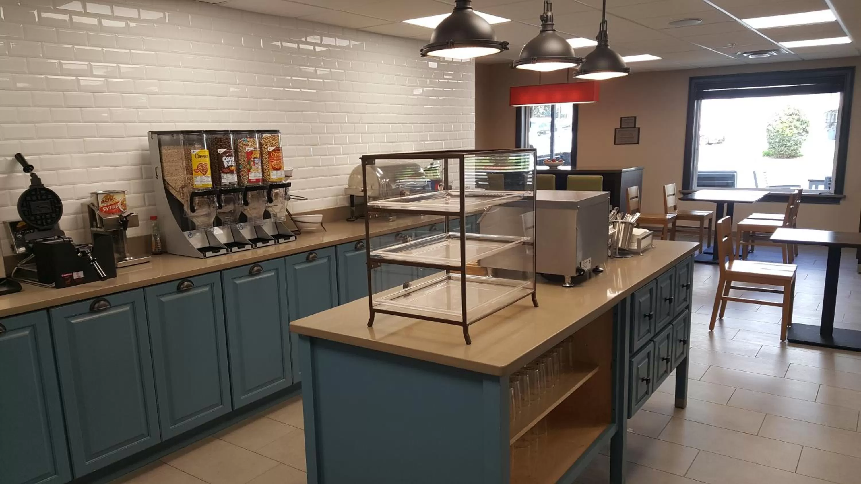 Dining area in Country Inn & Suites by Radisson, Savannah Midtown, GA