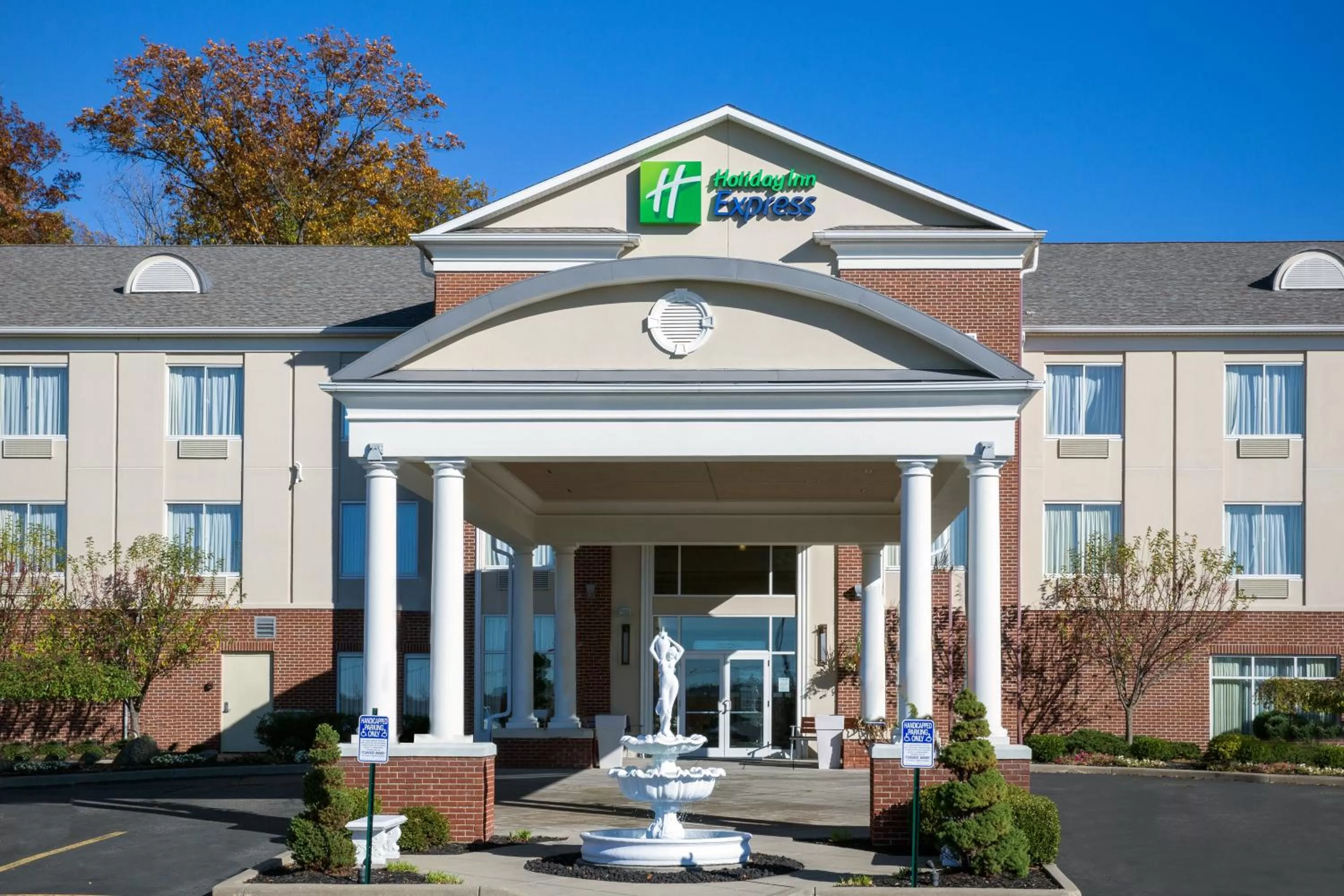 Property building in Holiday Inn Express Hotel & Suites Youngstown North-Warren/Niles by IHG