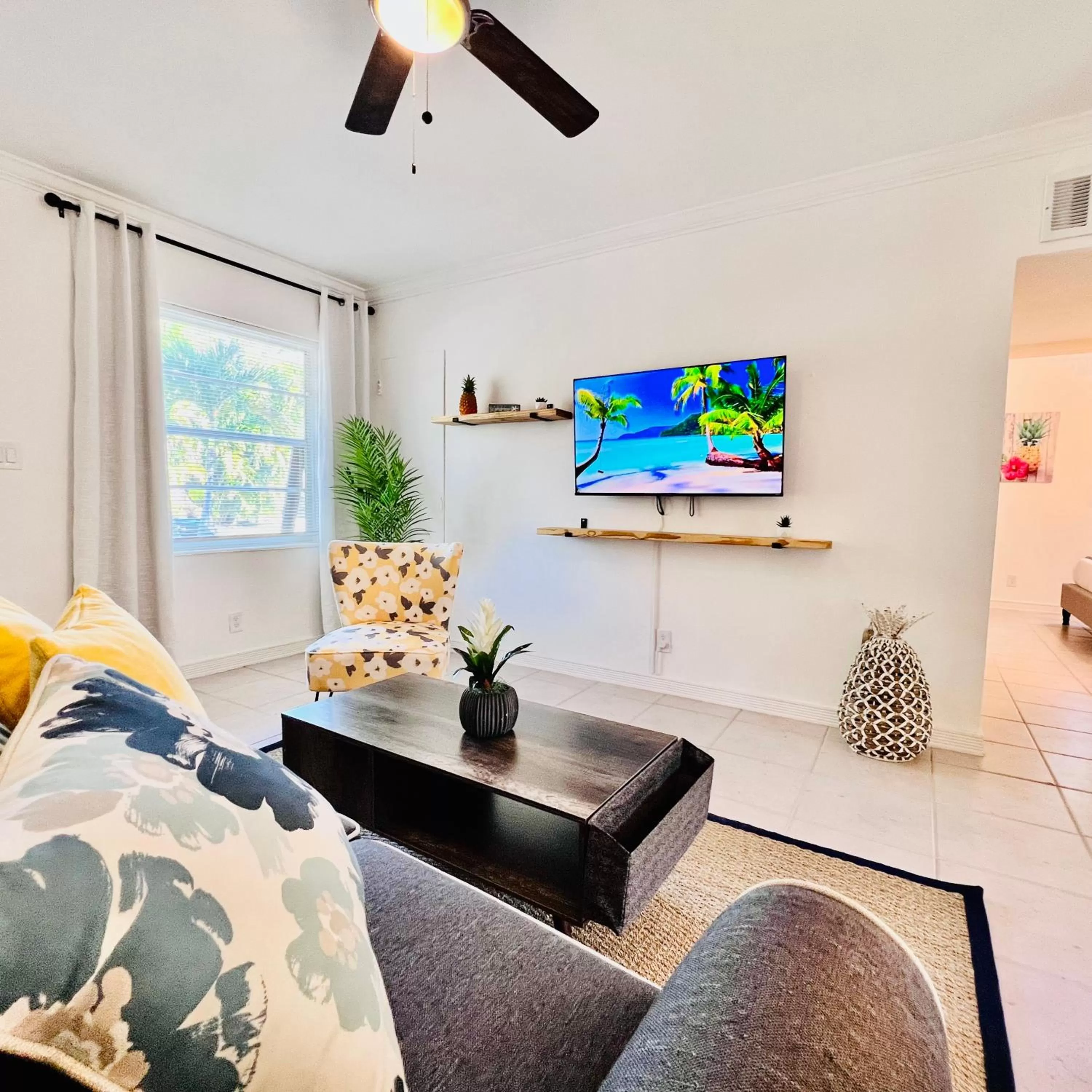 TV and multimedia in CocoBay 2BR Condos Near Beach, Galleria Mall, Wilton Manors, Cruise Port