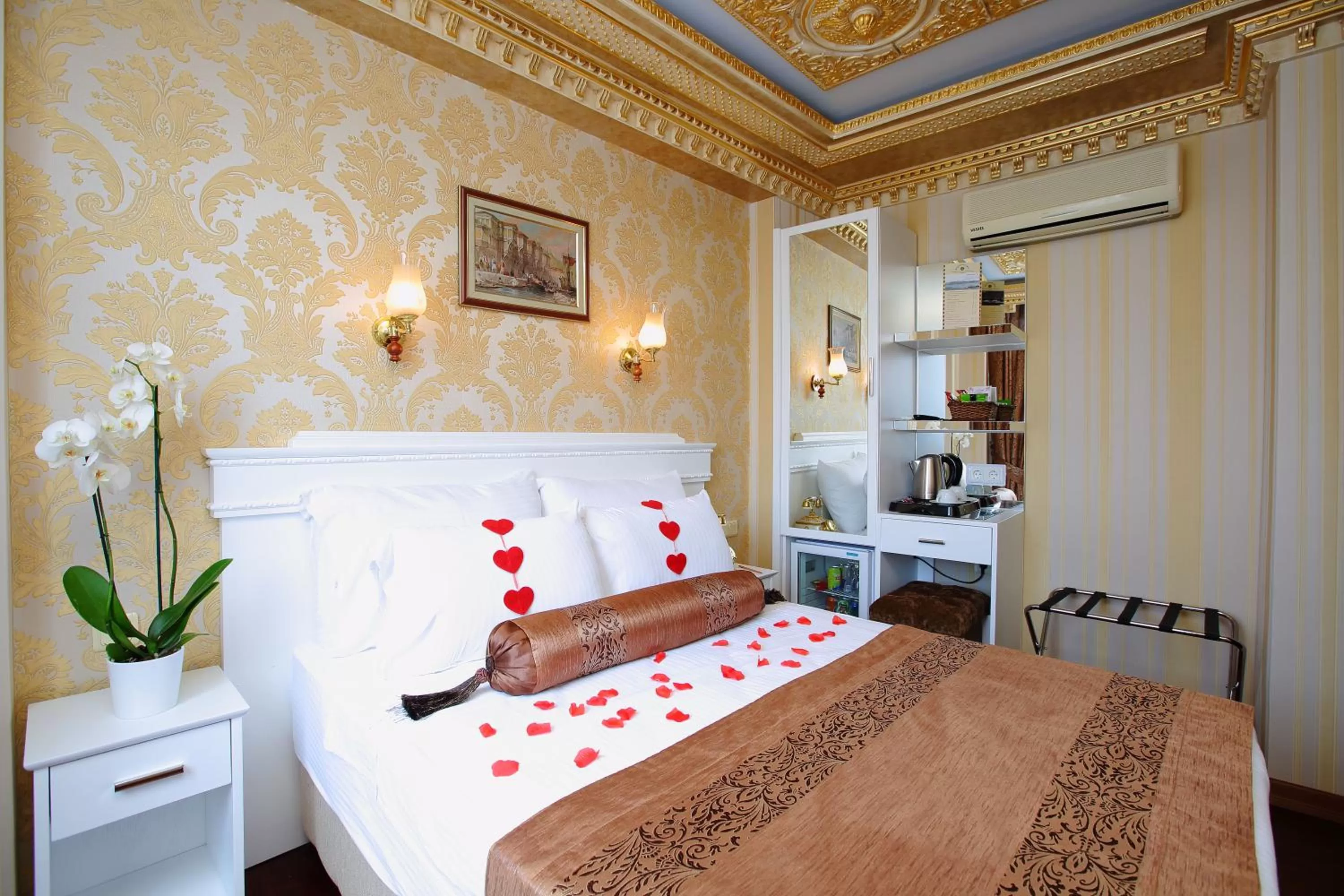 Photo of the whole room, Bed in Golden Horn Hotel
