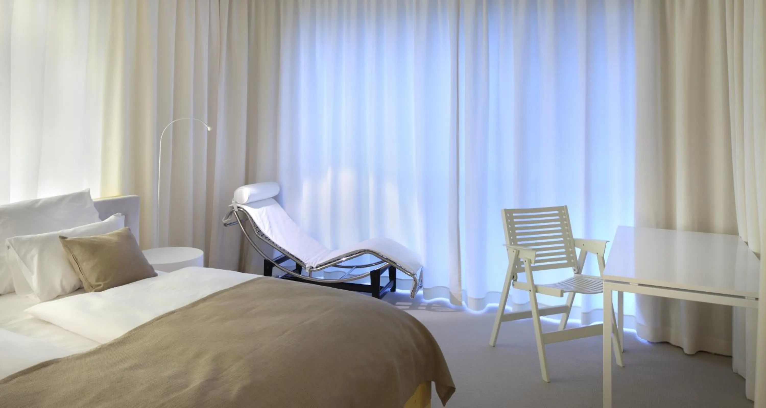 Seating area, Bed in Hotel Nox