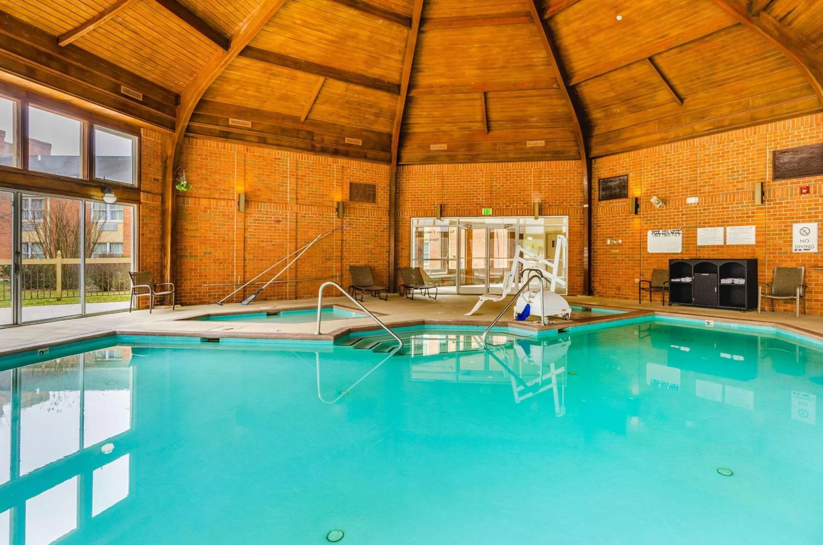 Swimming pool in Quality Inn Radford-West Blacksburg I-81