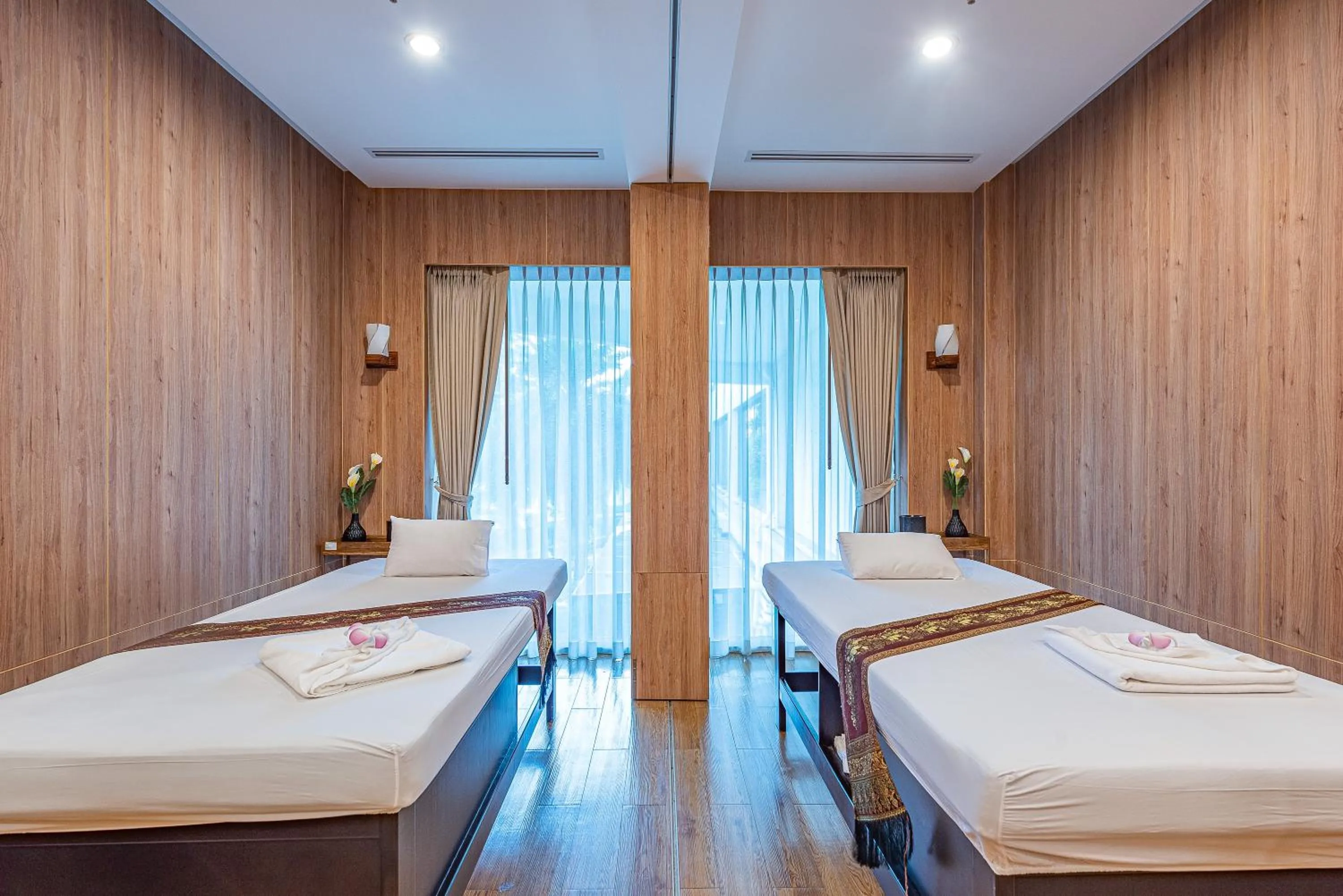 Massage, Bed in Summit Windmill Golf Suite Hotel at Suvarnabhumi